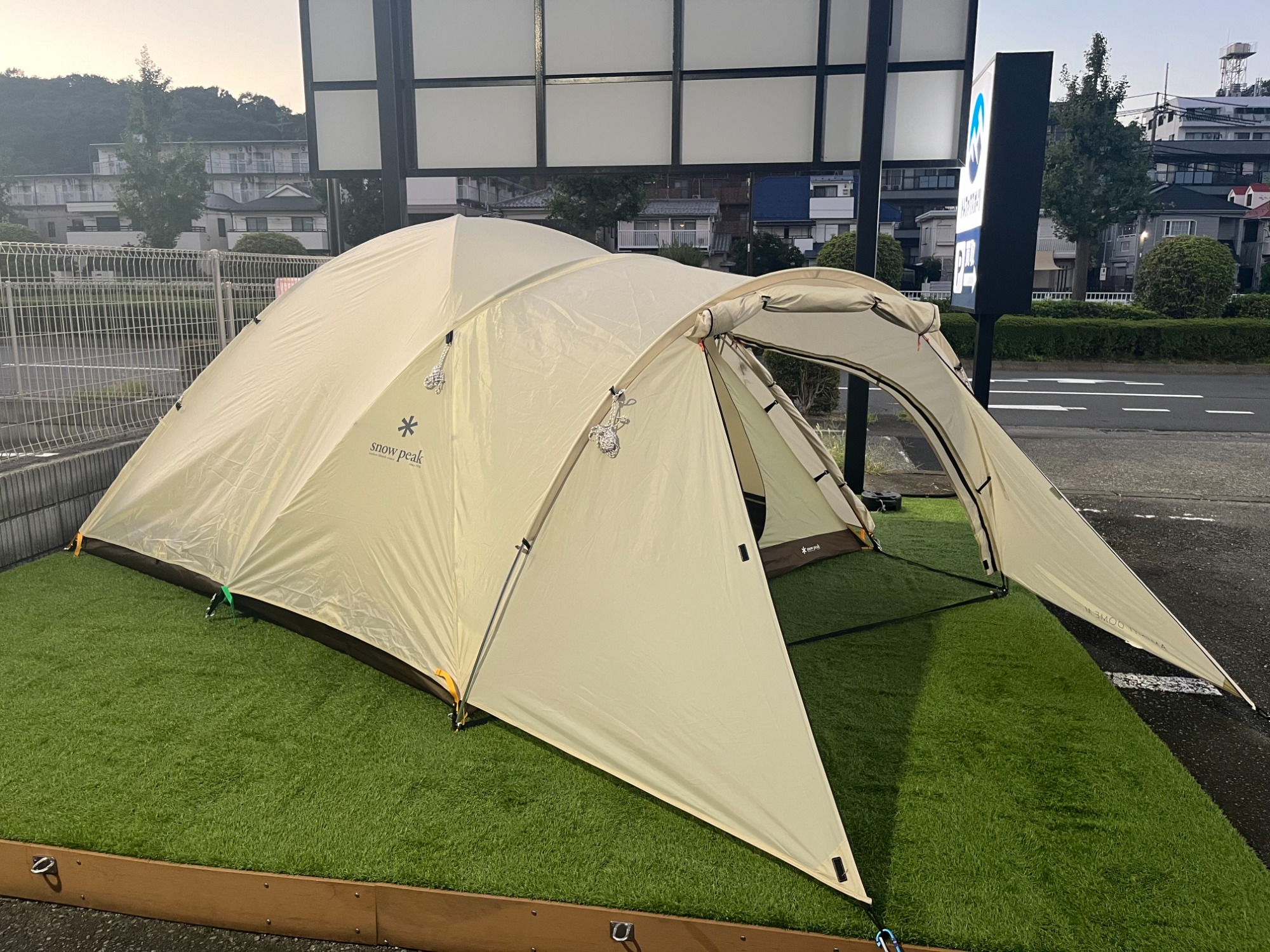 スノーピークの定番テント「アメニティドーム」がアイボリーカラーで