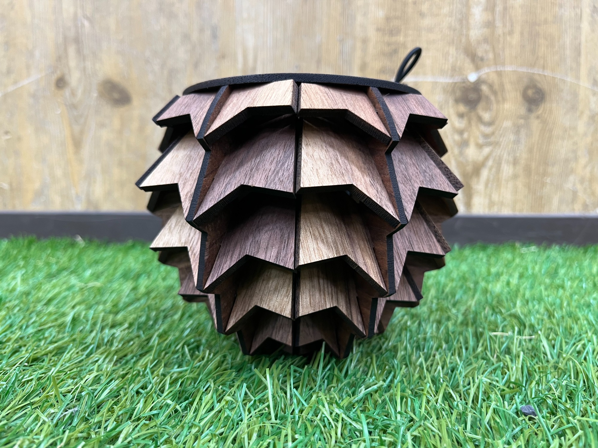 木の温かみを感じるシェード「ベルクロート」のBOTAN”ウォルナット