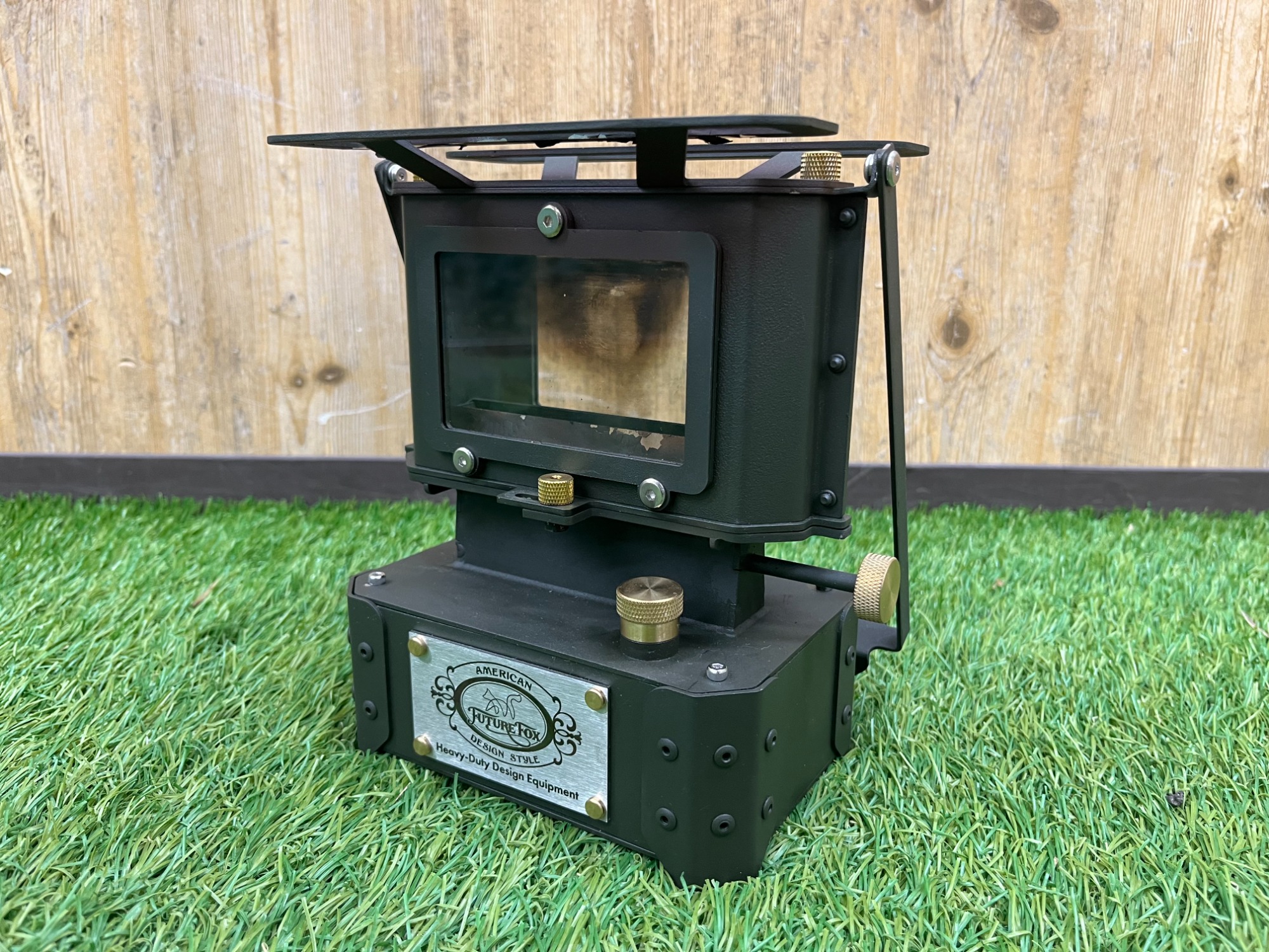 大反響を呼んでいるフューチャーフォックスのアイロンストーブをご紹介