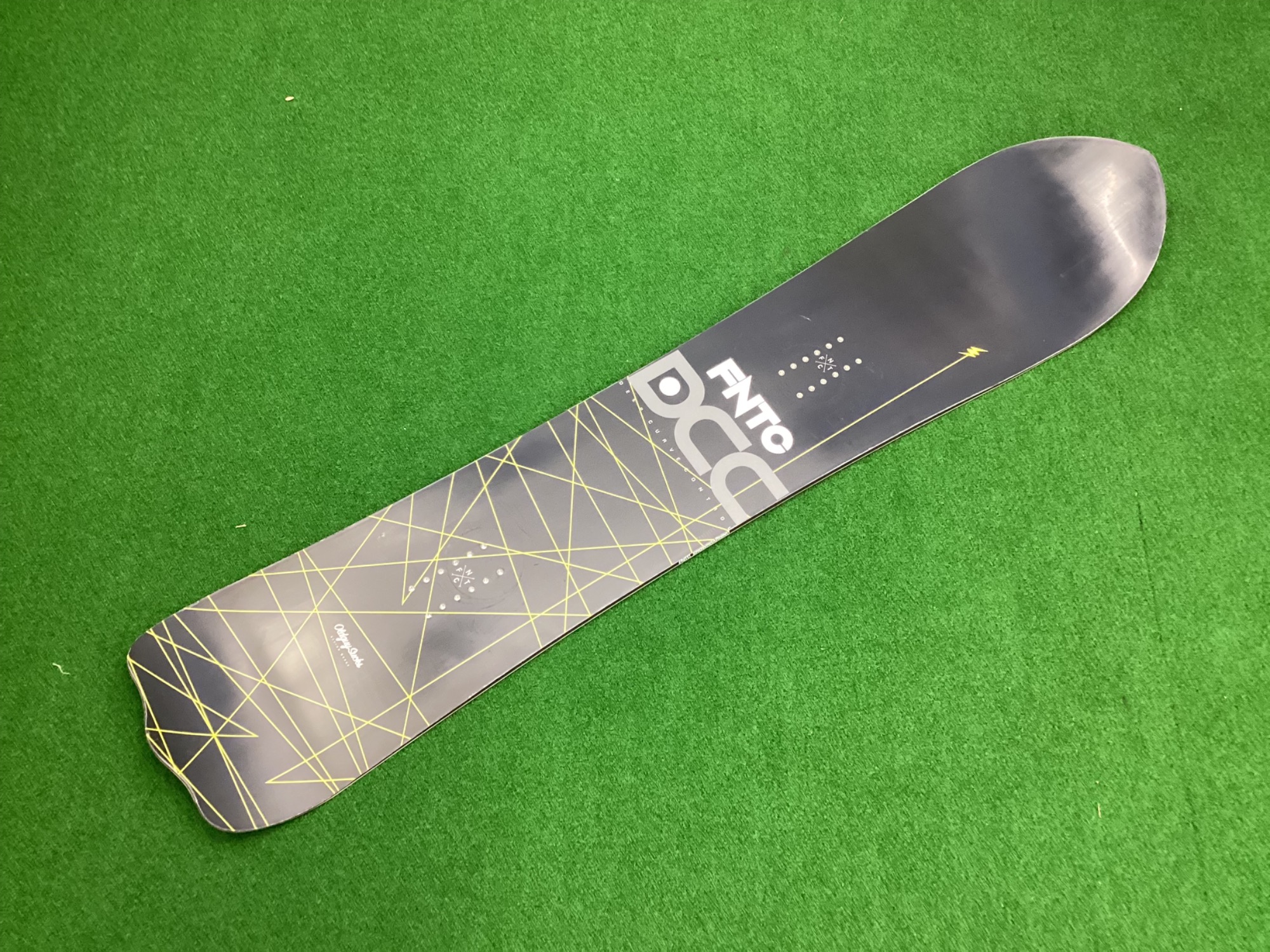 乗ってみなァ！？飛ぶぞォ！バイヤー厳選パウダーボードの紹介