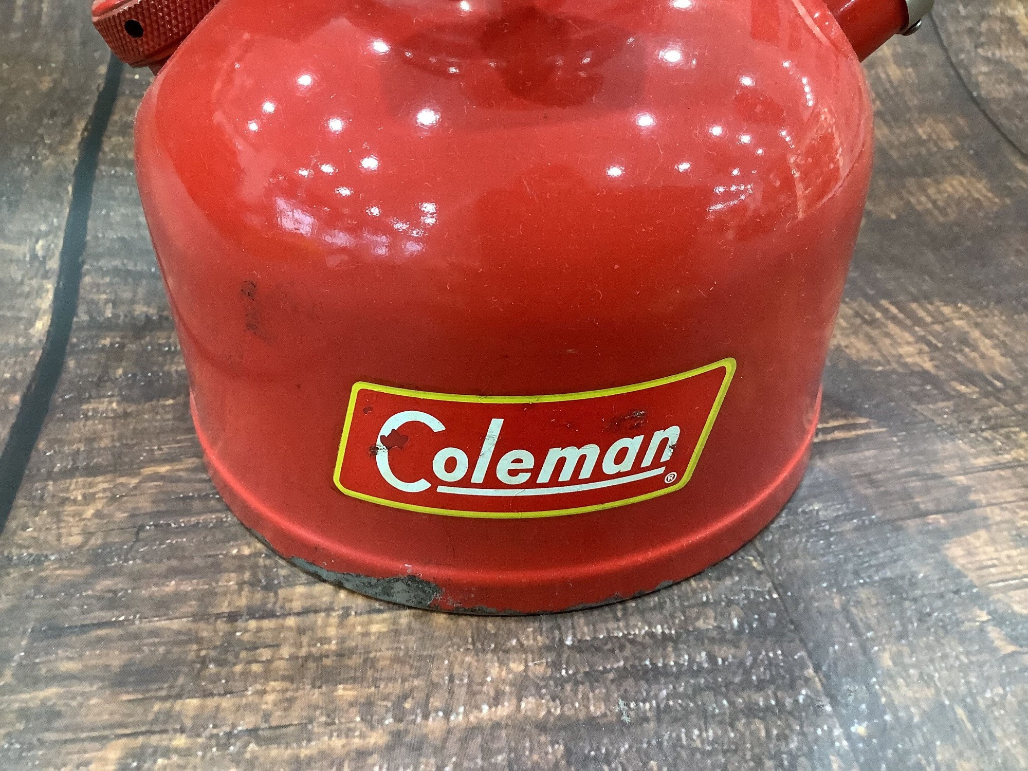 可愛らしいデザインで不動の人気、コールマンビンテージランタン【200A