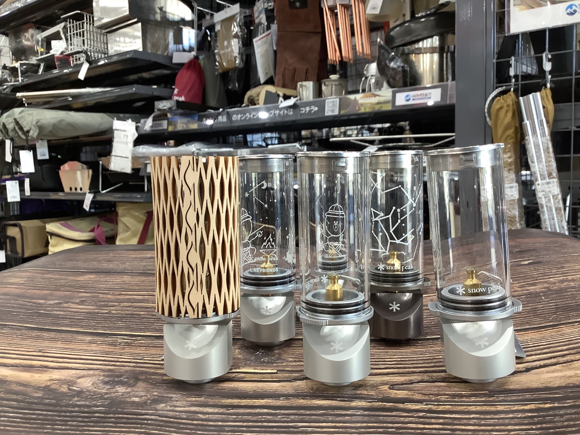 夜のキャンプサイトを小さな炎が演出する。スノーピーク【ノクターン