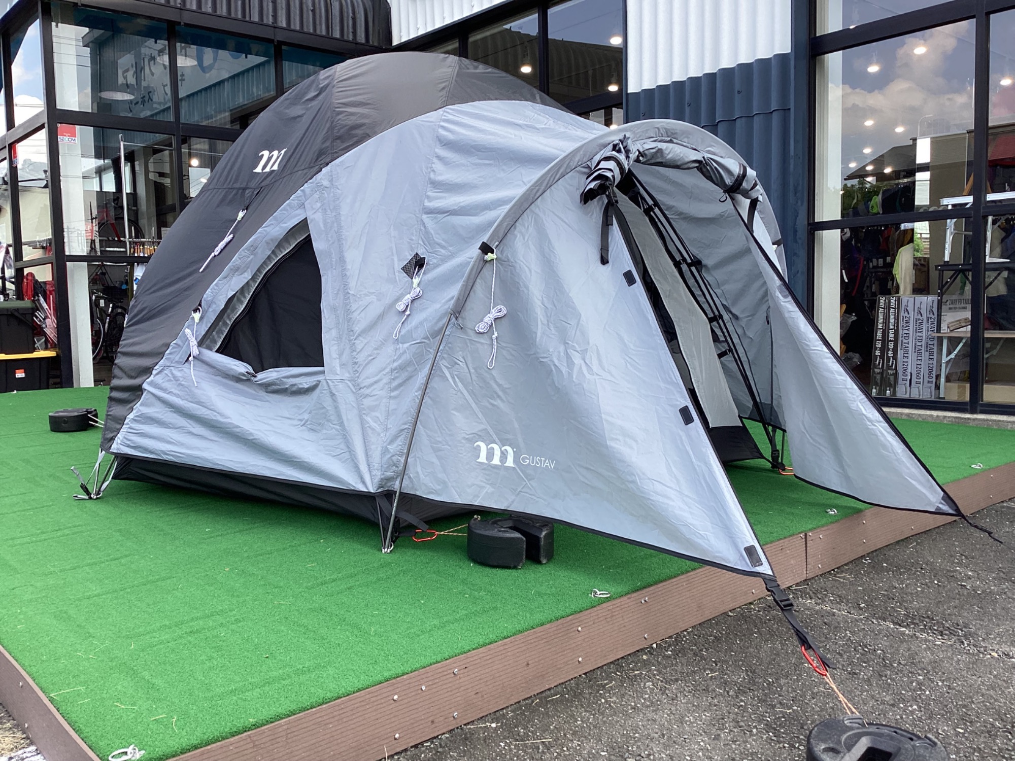 ブラックカラーがキャンプサイトで映える！ムラコのグスタフ4P