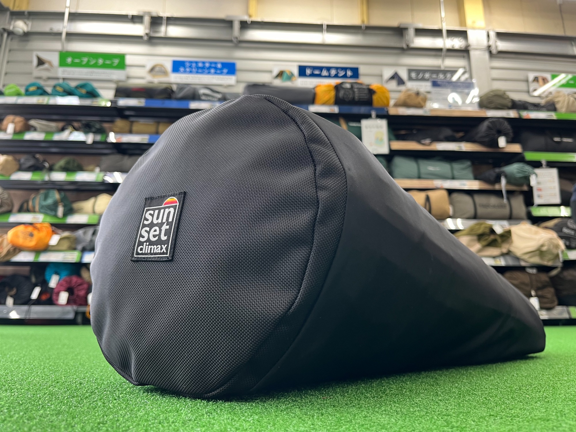 サンセットクライマックスの美しい曲線美を描くシェルター「Cell 01