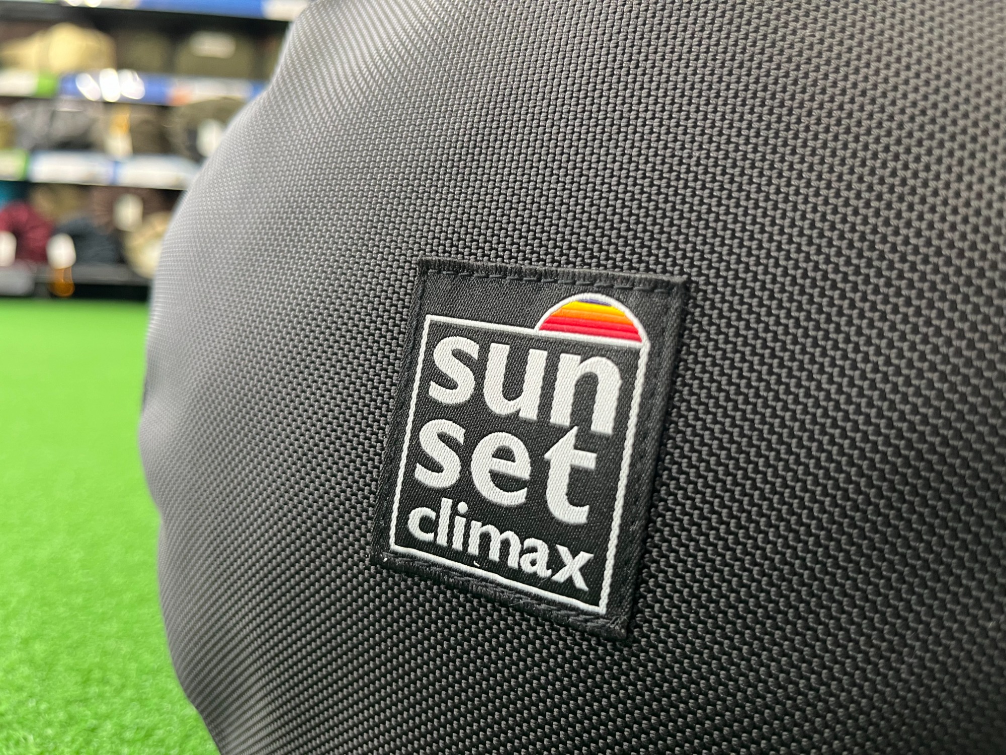 サンセットクライマックスの美しい曲線美を描くシェルター「Cell 01