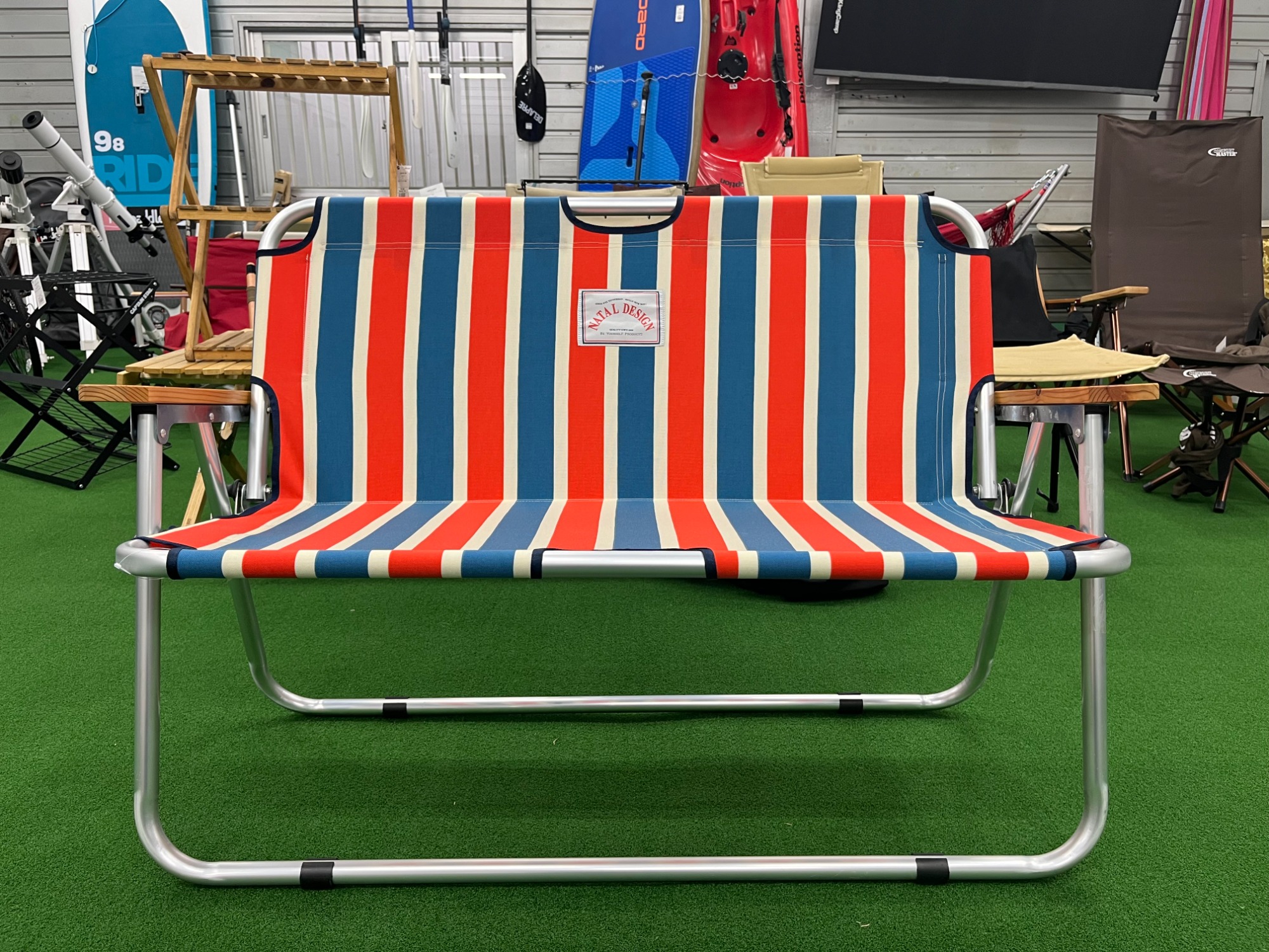 レトロストライプを落とし込んだネイタルデザインのベンチが2脚同時