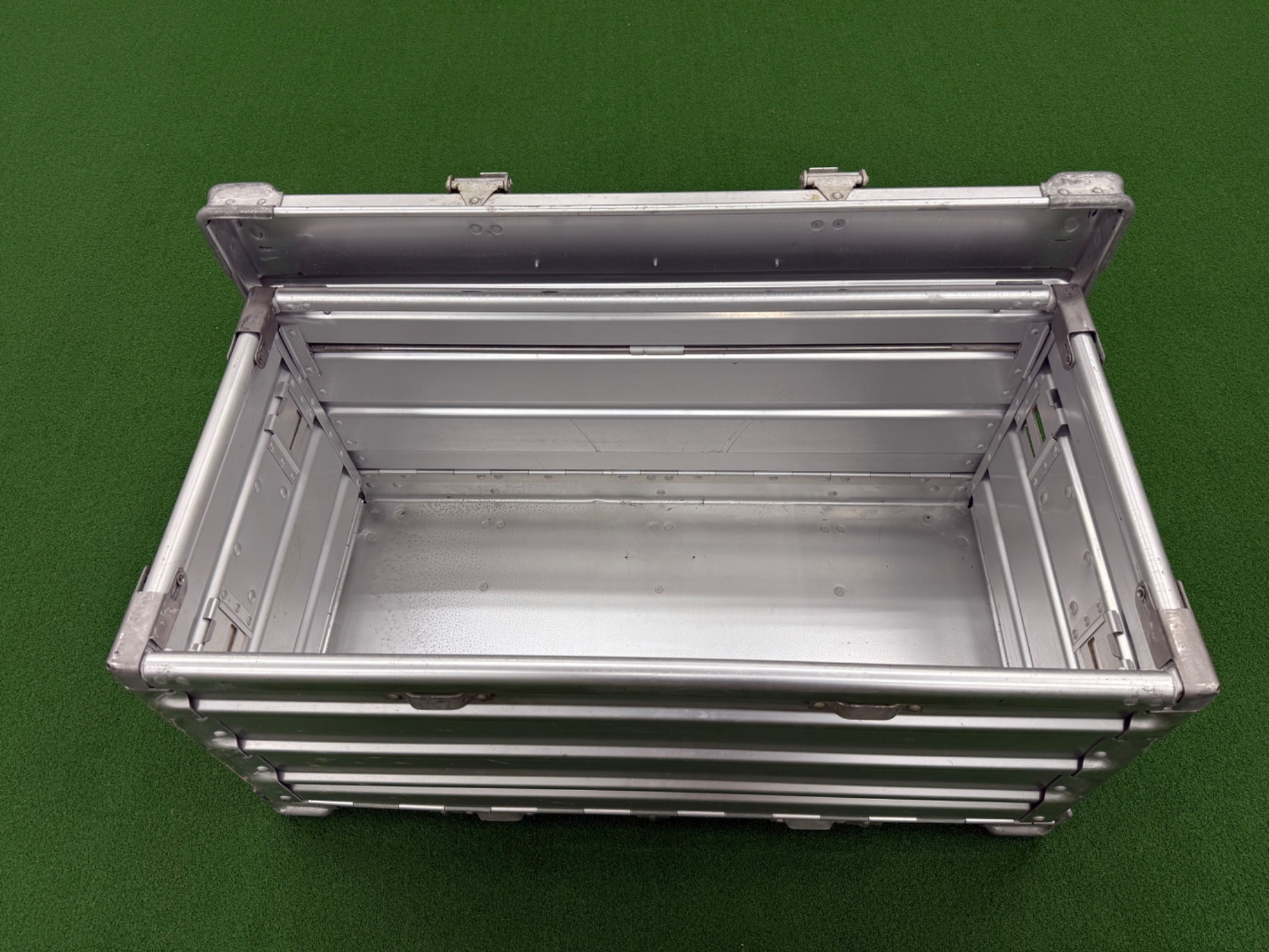 新年一発目！】Zarges(ツァーゲス)のヴィンテージアルミコンテナのご