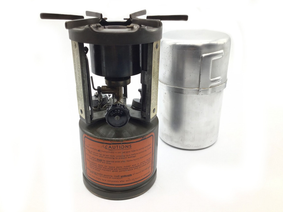 1QT缶にすっぽり収まるColeman(コールマン)製造GIストーブ「No.530」が