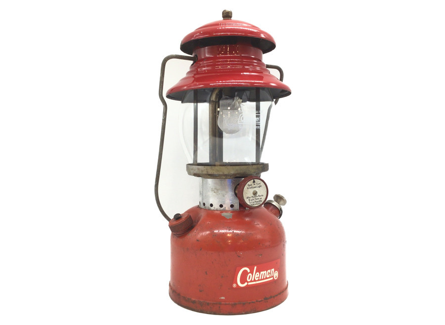 ヴィンテージランタンの王道。Coleman(コールマン)の200A レッド