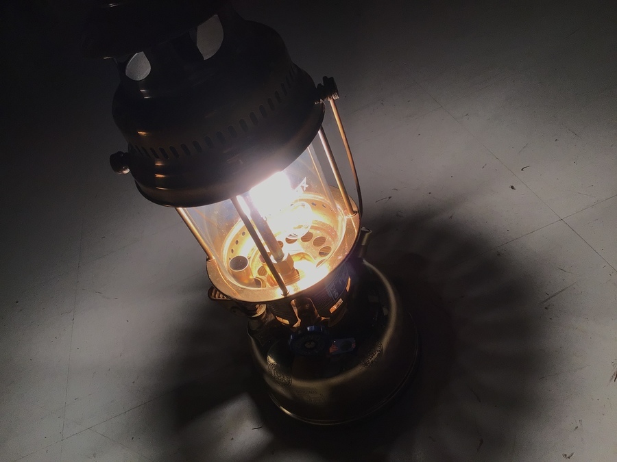 圧倒的な明るさをキャンプのお供に。PetromaxのHK500 ブラスカラー