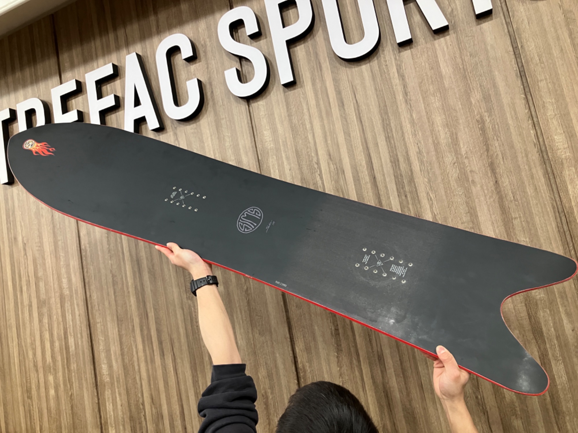 SIMSのヒストリーと23-24年パウダーボード[SOLO]入荷‼︎[2024.02.03