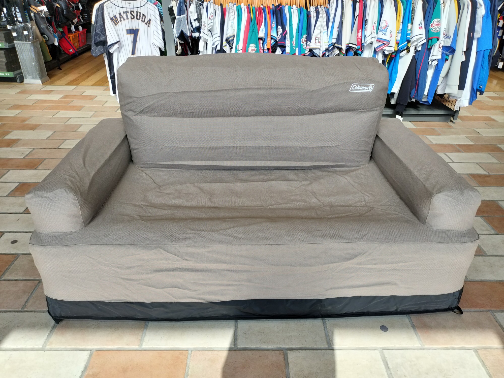 空気を入れるソファー？！コールマンのエアカウチダブルをご紹介