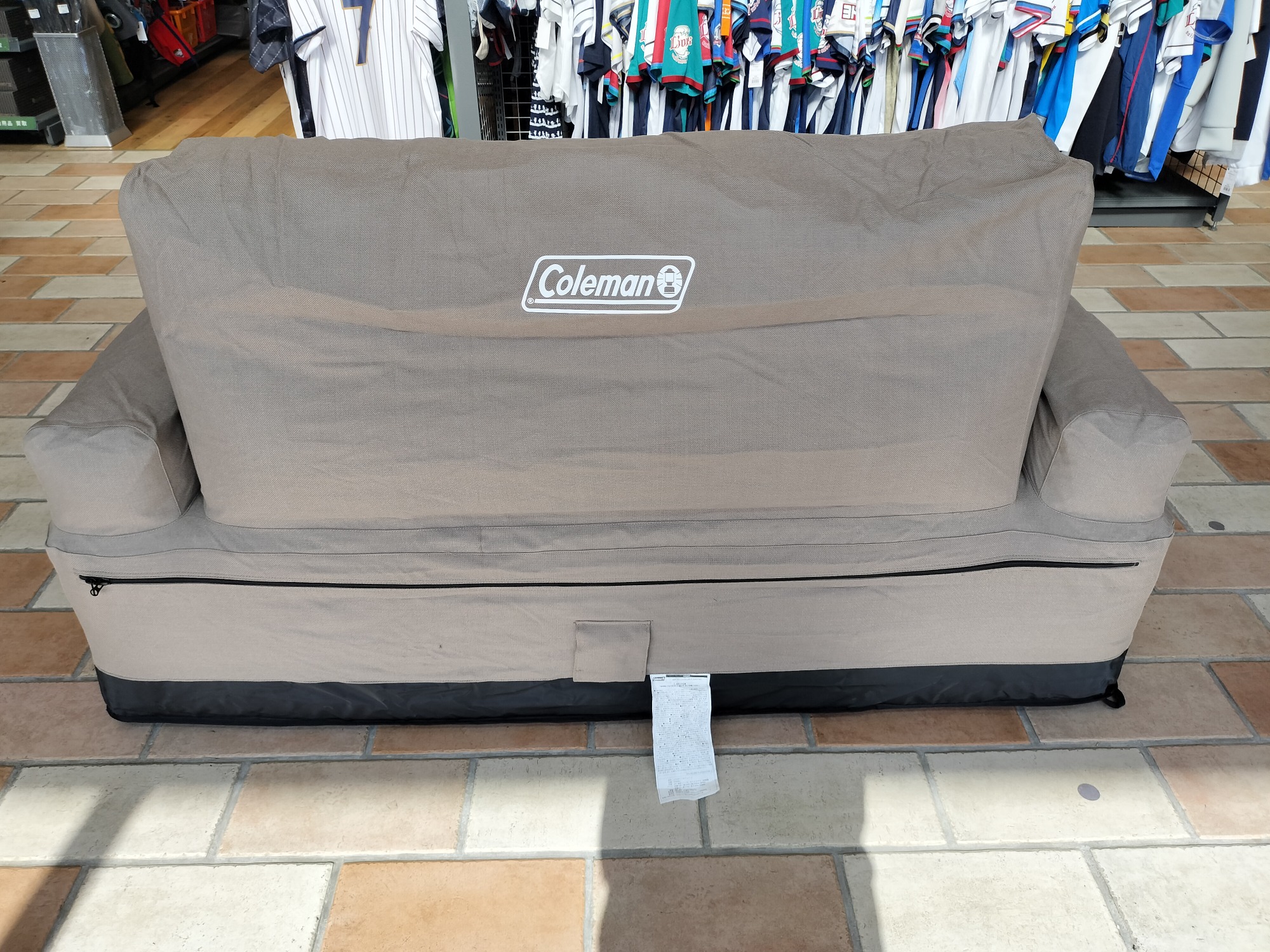 空気を入れるソファー？！コールマンのエアカウチダブルをご紹介