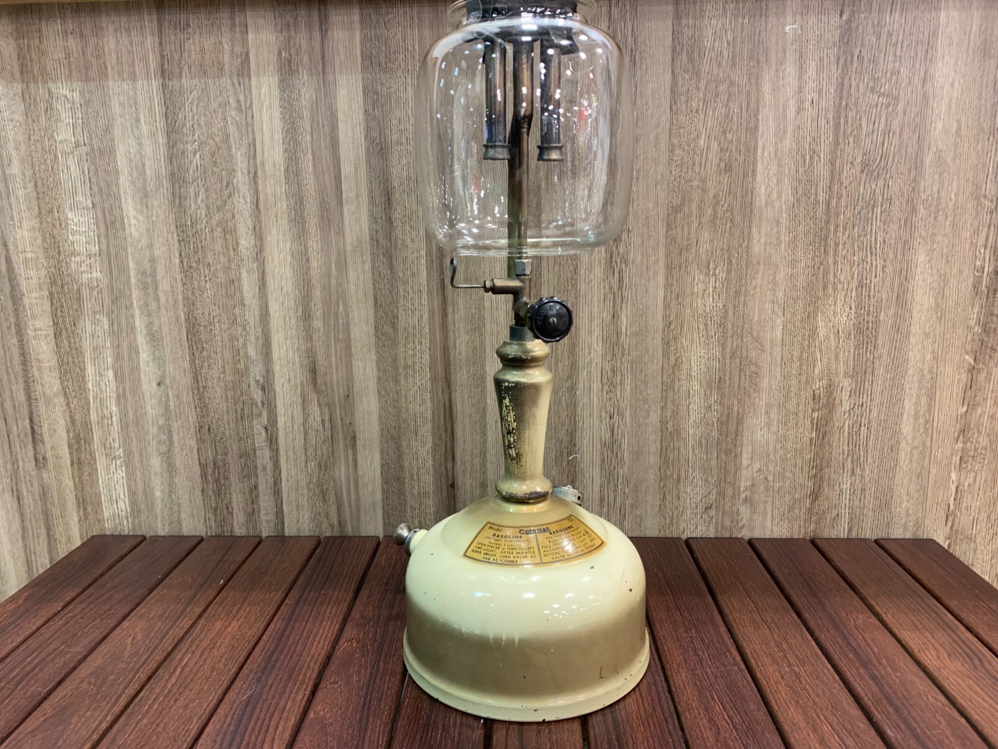 キャンプの雰囲気◎！インテリアとしても◎なコールマンのテーブル