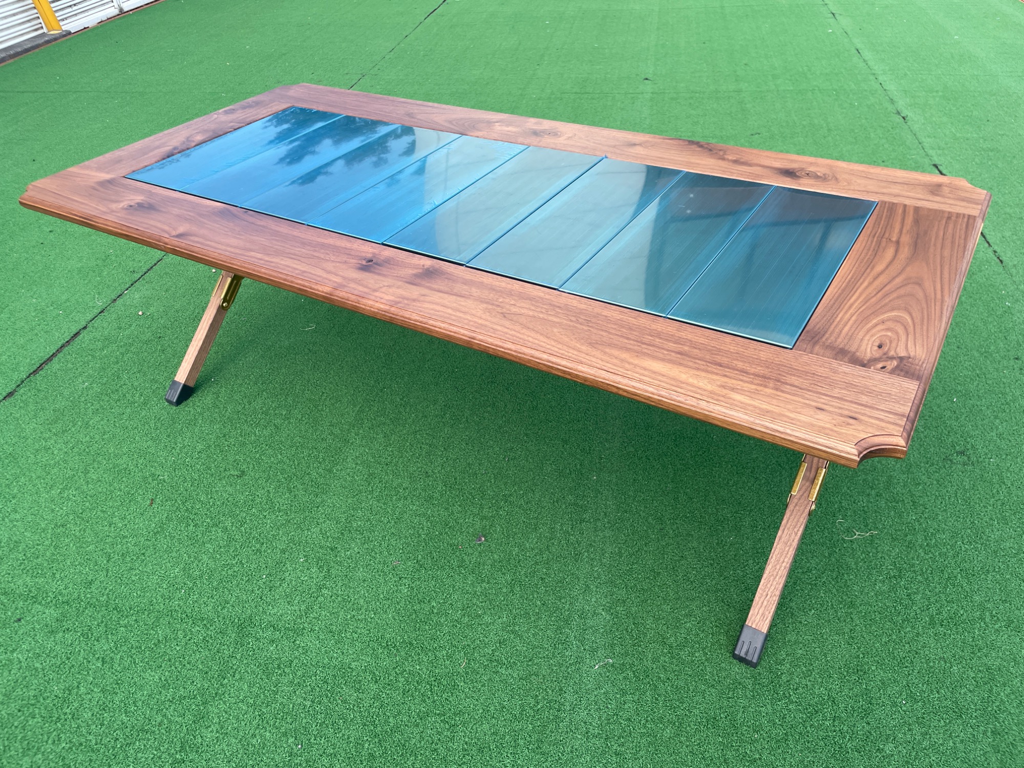 ウォールナットが生み出す至極のアウトドアテーブル NORAsフレーム