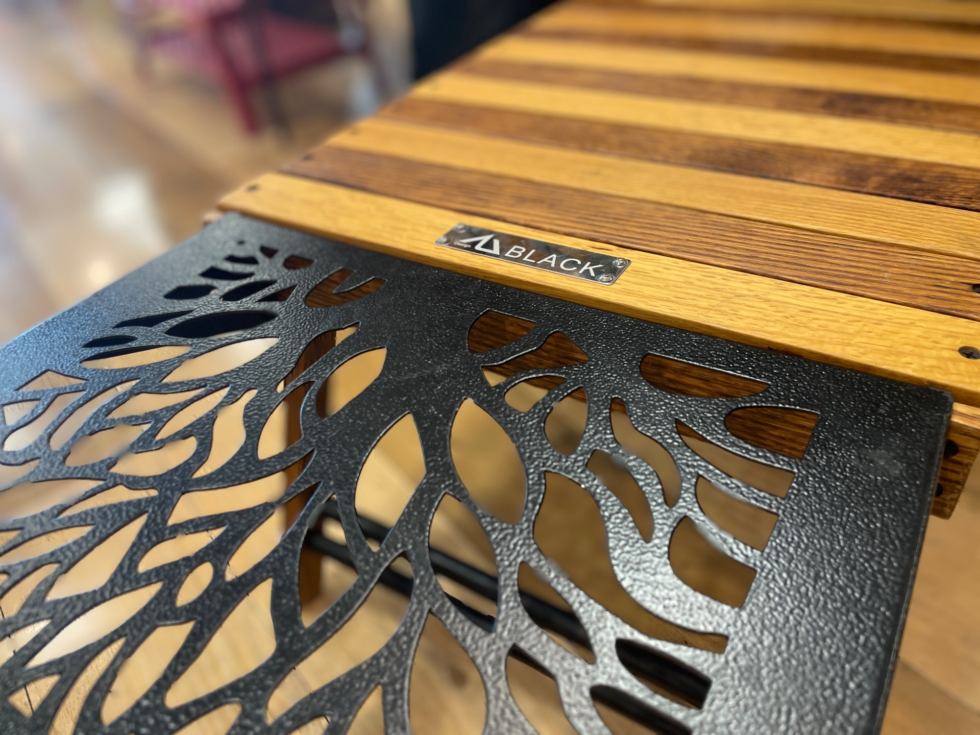 BLACK DESIGN(ブラックデザイン)のハレテーブルがアイアンプレート付き