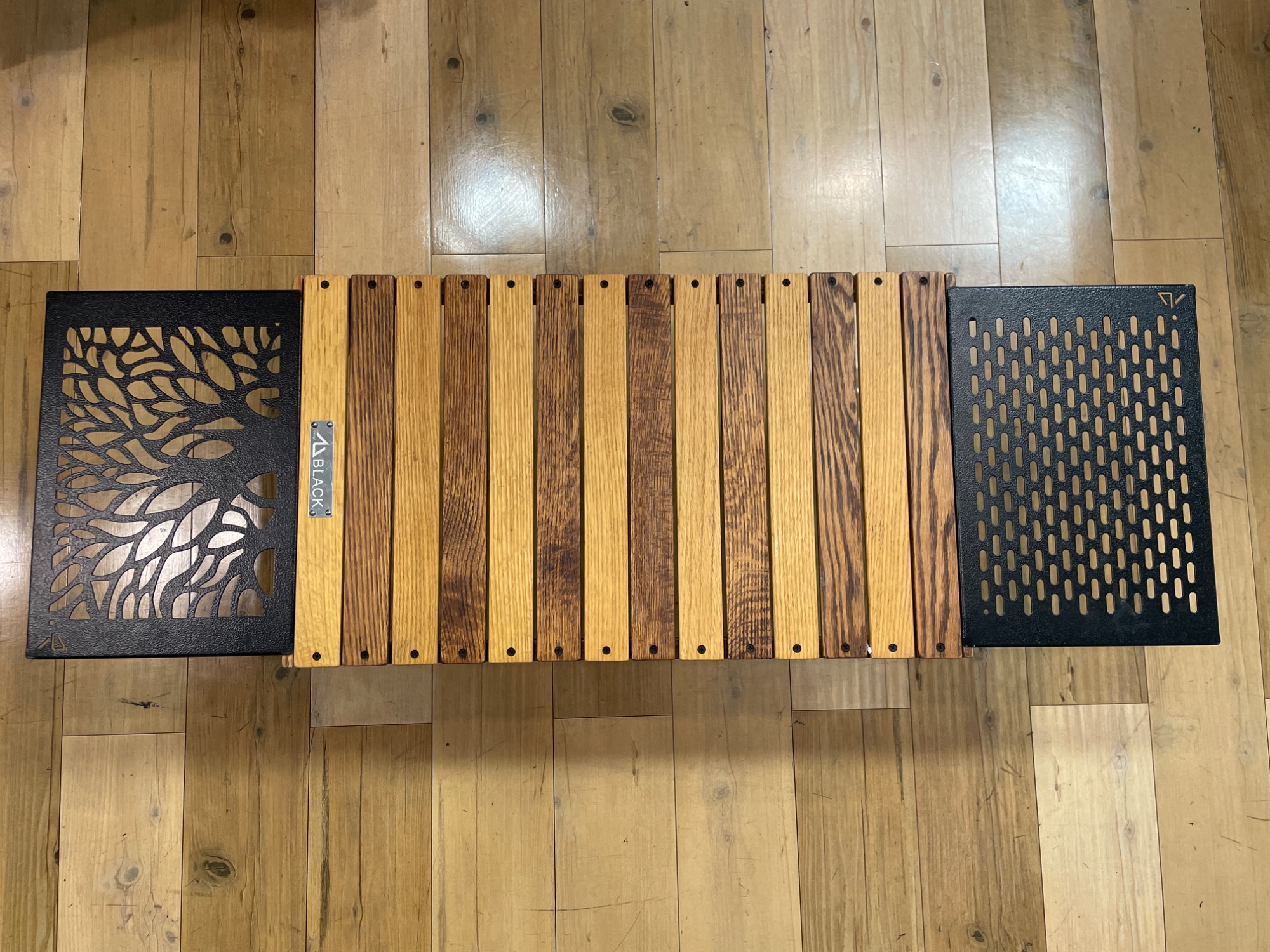 BLACK DESIGN(ブラックデザイン)のハレテーブルがアイアンプレート付き