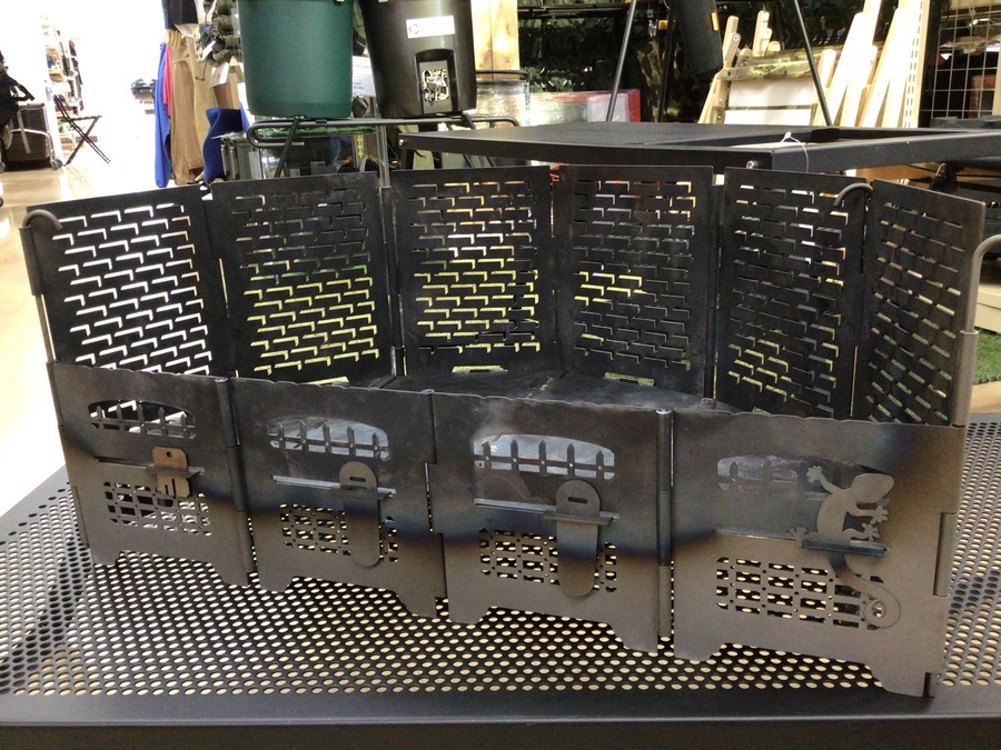 話題性抜群！ピザが焼ける焚火台。RODAN HANGETSU[2022.06.27発行