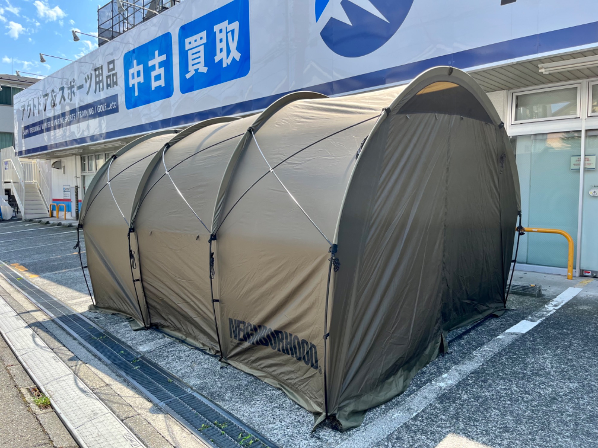 ヘリノックス×ネイバーフッド！自立するトンネルシェルター「E-HANGER