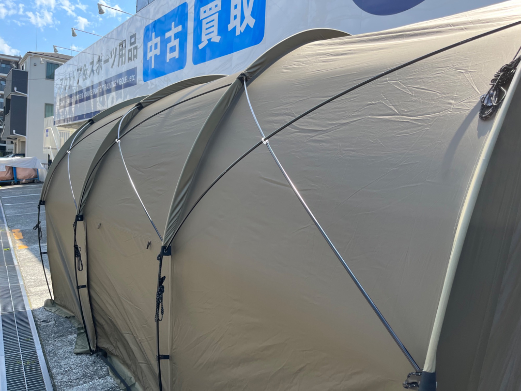 ヘリノックス×ネイバーフッド！自立するトンネルシェルター「E-HANGER