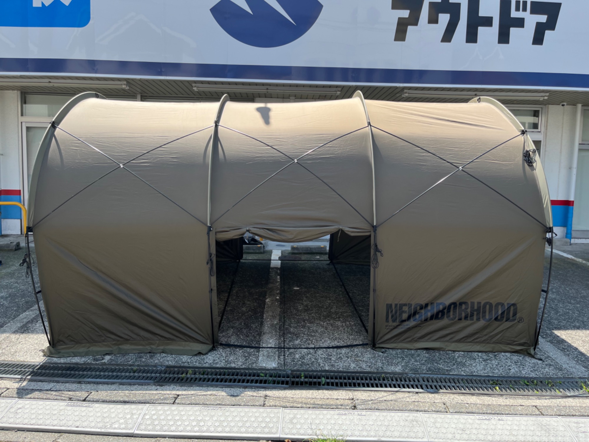 ヘリノックス×ネイバーフッド！自立するトンネルシェルター「E-HANGER