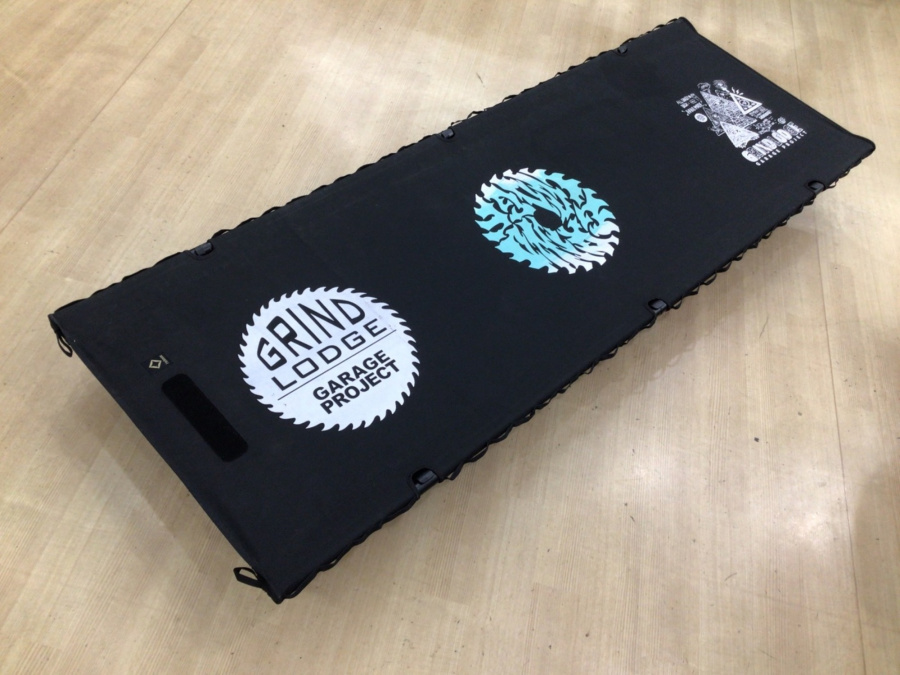 グラインドロッヂを大胆生刷り！ヘリノックスのカスタムファニチャーご