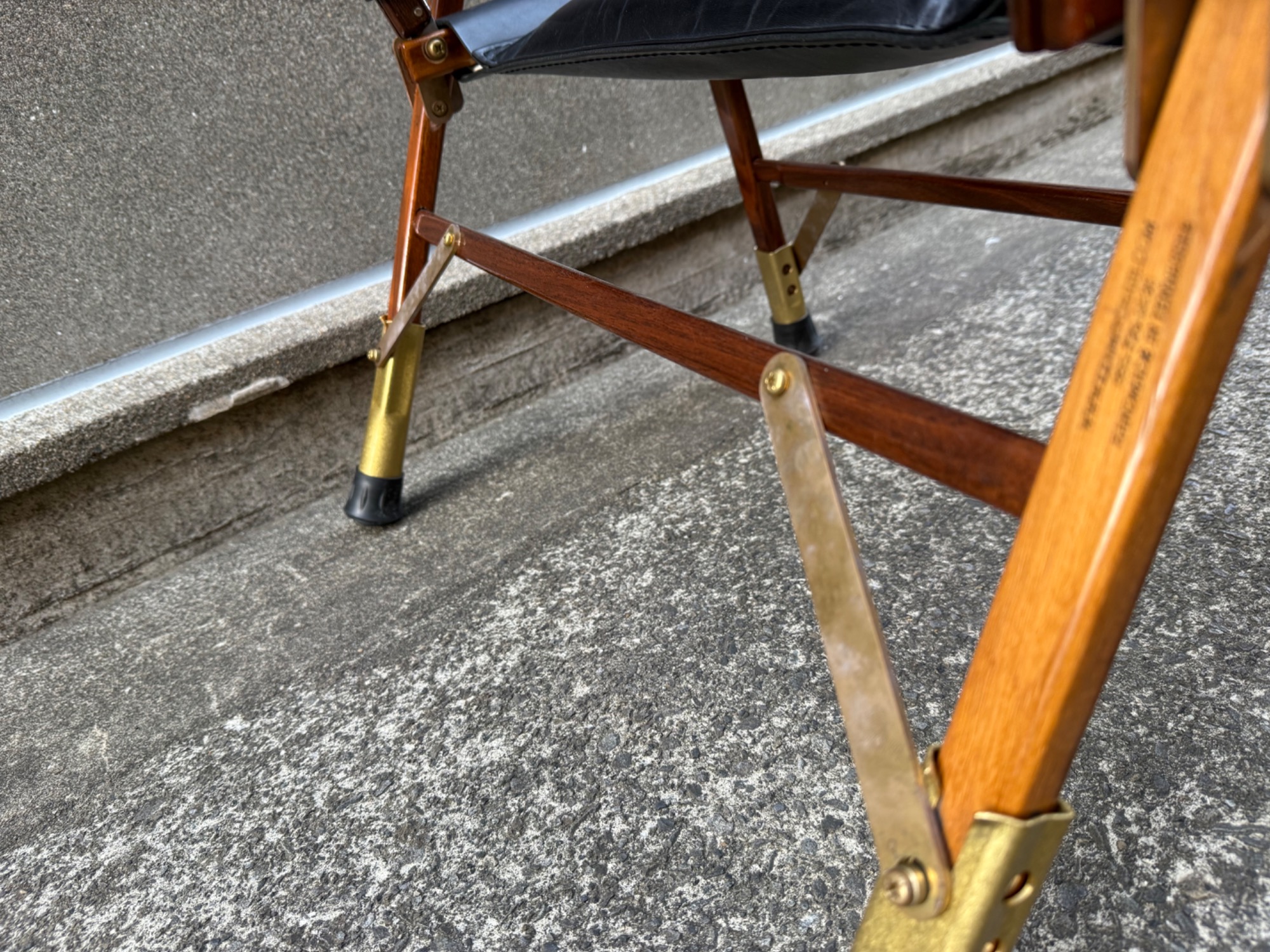 重厚感あるピノワークスレザーカスタムのカーミットチェアワイド