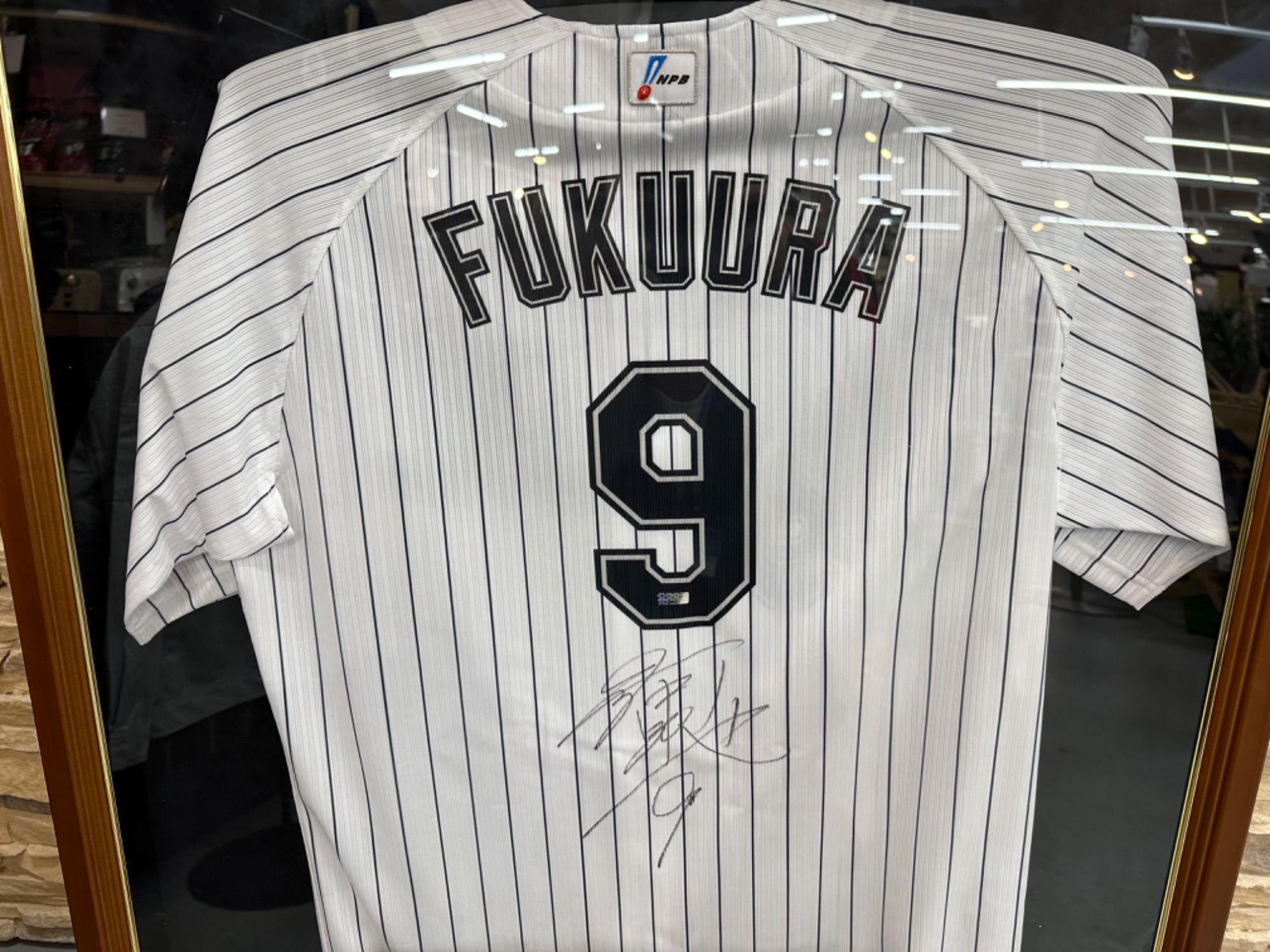 ロッテ一筋で2000本安打の金字塔!福浦和也選手の直筆サイン入り記念