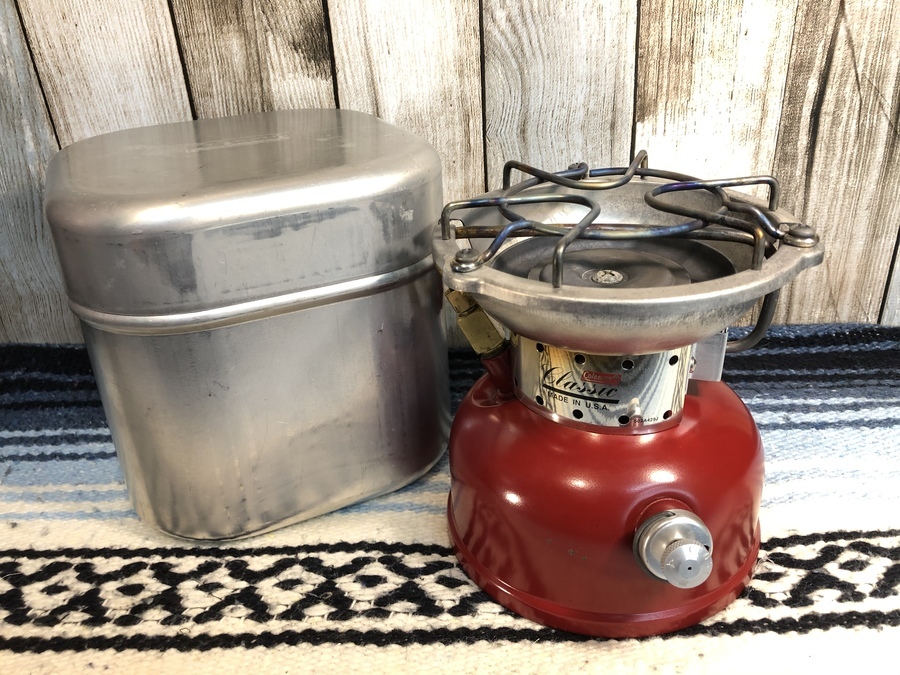 人気レッドカラー！Coleman（コールマン）のクラシックライン「502A