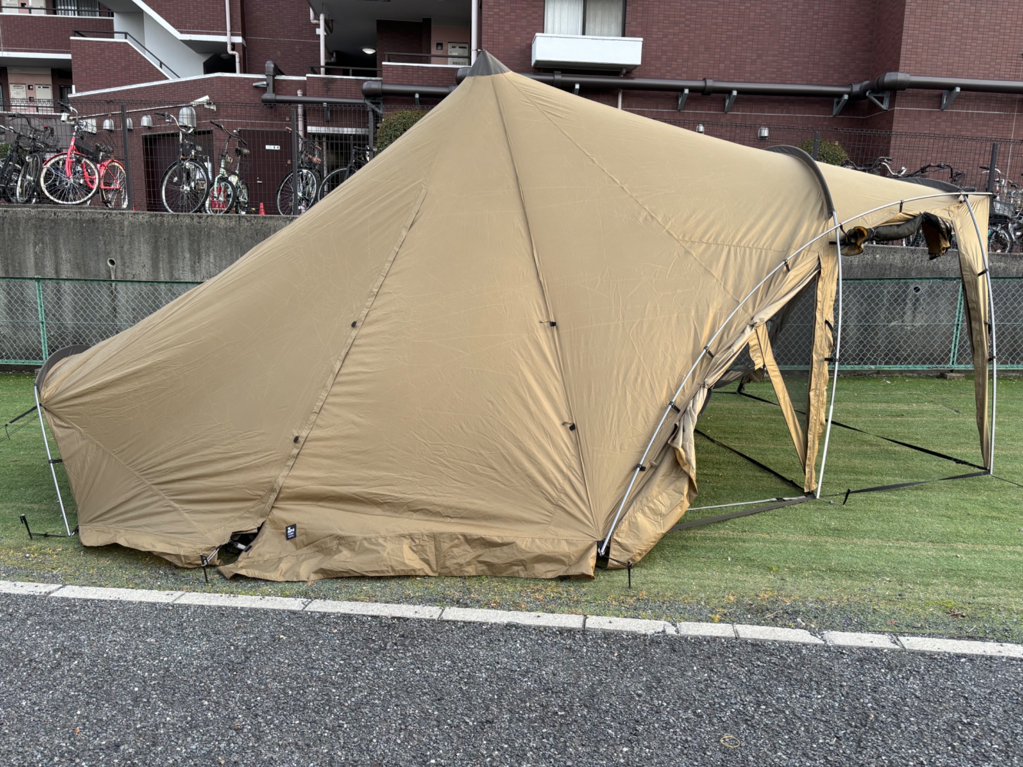 ワンポールテントの完成形のようなテント！ゼインアーツの「ロロ