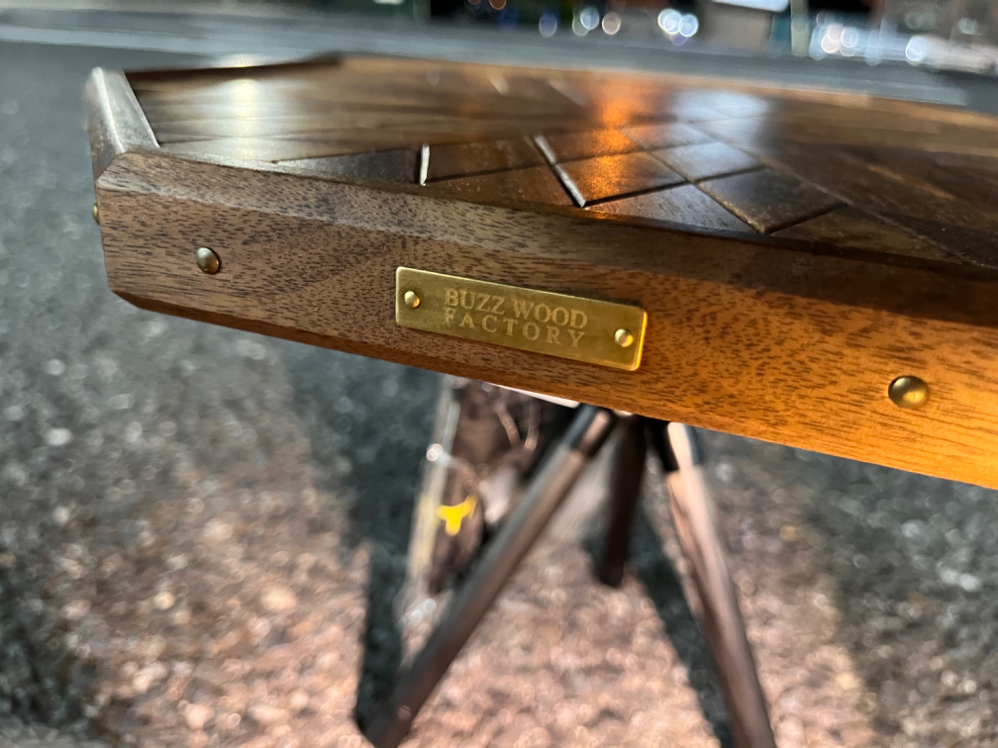 ウッドなサイドテーブル！BUZZWOODFACTORY「オクテガ」[2024.04.30発行