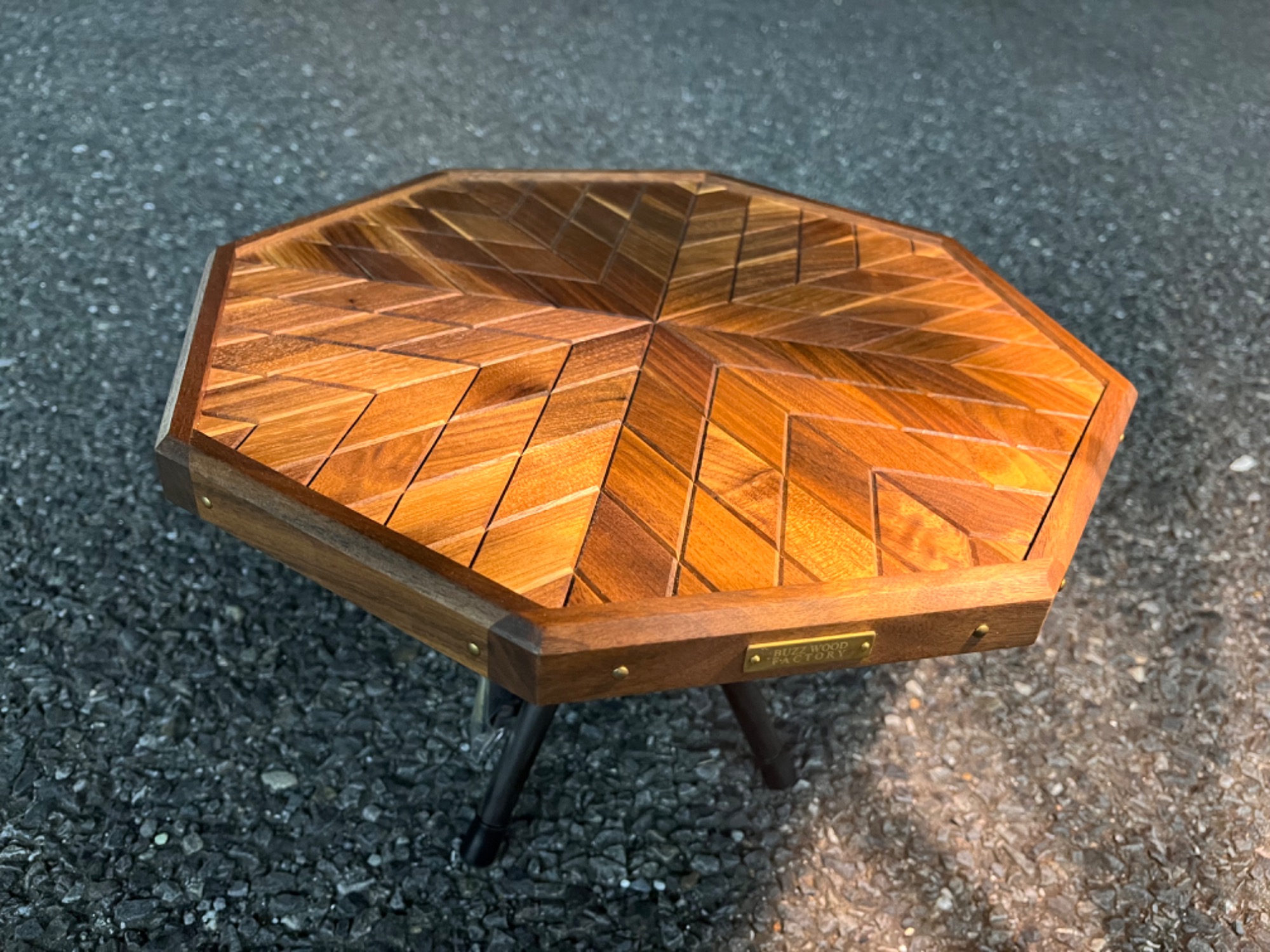 ウッドなサイドテーブル！BUZZWOODFACTORY「オクテガ」[2024.04.30発行