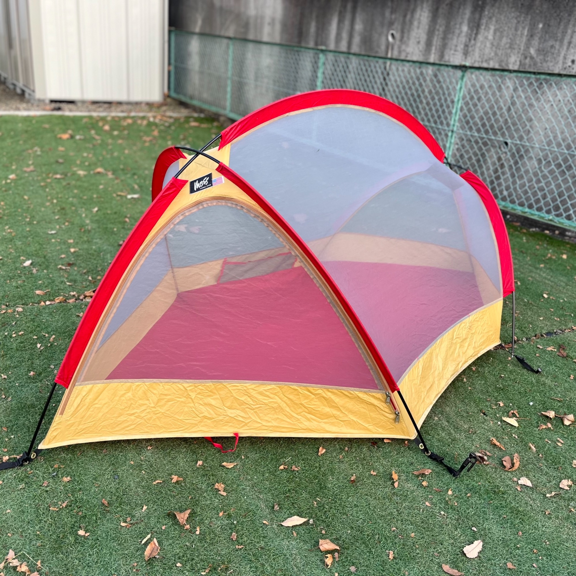 ビンテージテントのモス「アウトランド」は左右非対称の芸術作品