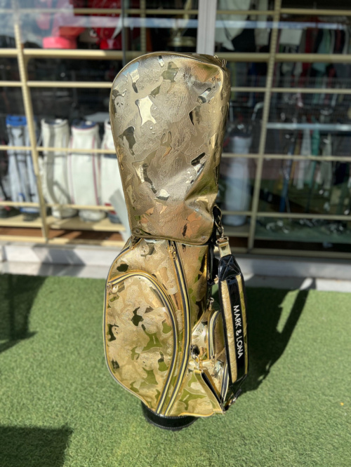 コースで1番目立つ！？MARK&LONA 黄金のキャディバッグが入荷しました