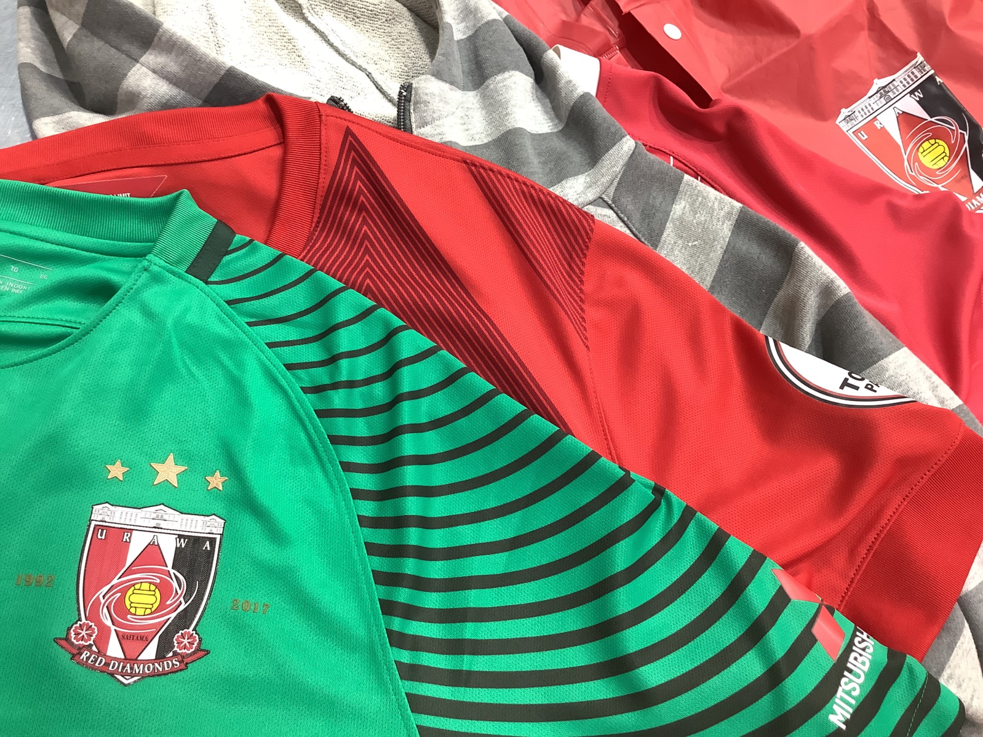 浦和レッズ大量入荷！初めて応援に行かれる方もフル装備可能な