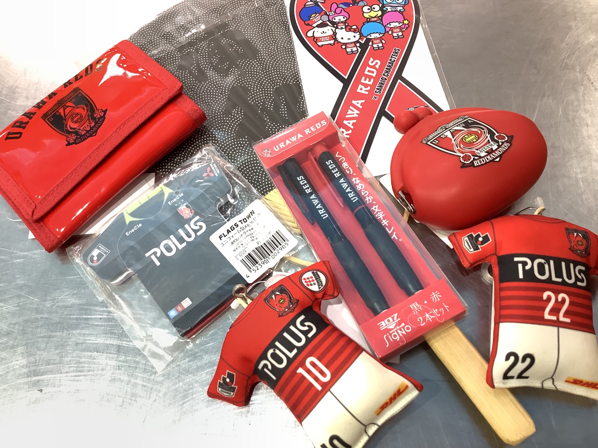 浦和レッズ大量入荷！初めて応援に行かれる方もフル装備可能な