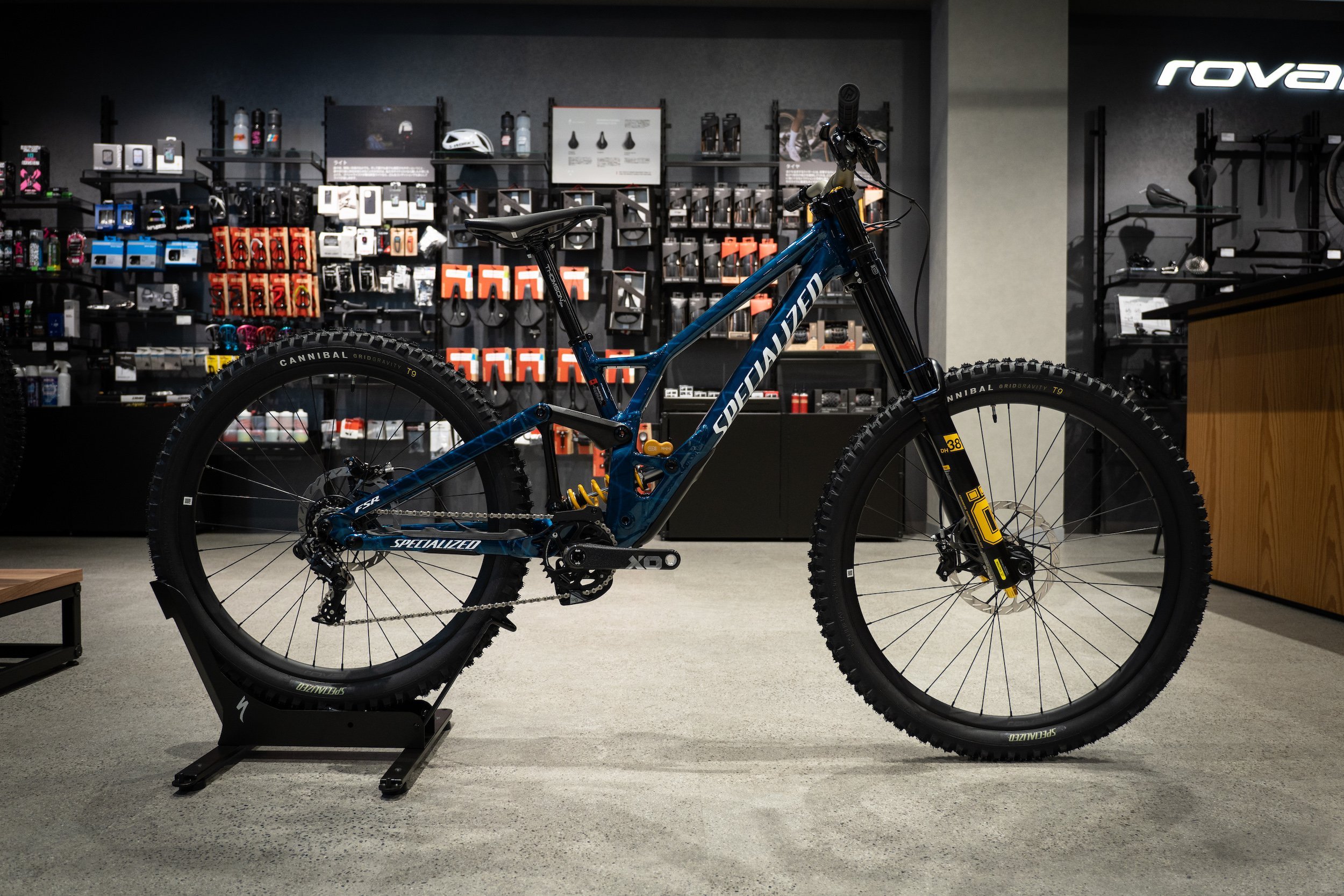 ワールドカップチャンピオンの最強ダウンヒルバイク Demo Raceが