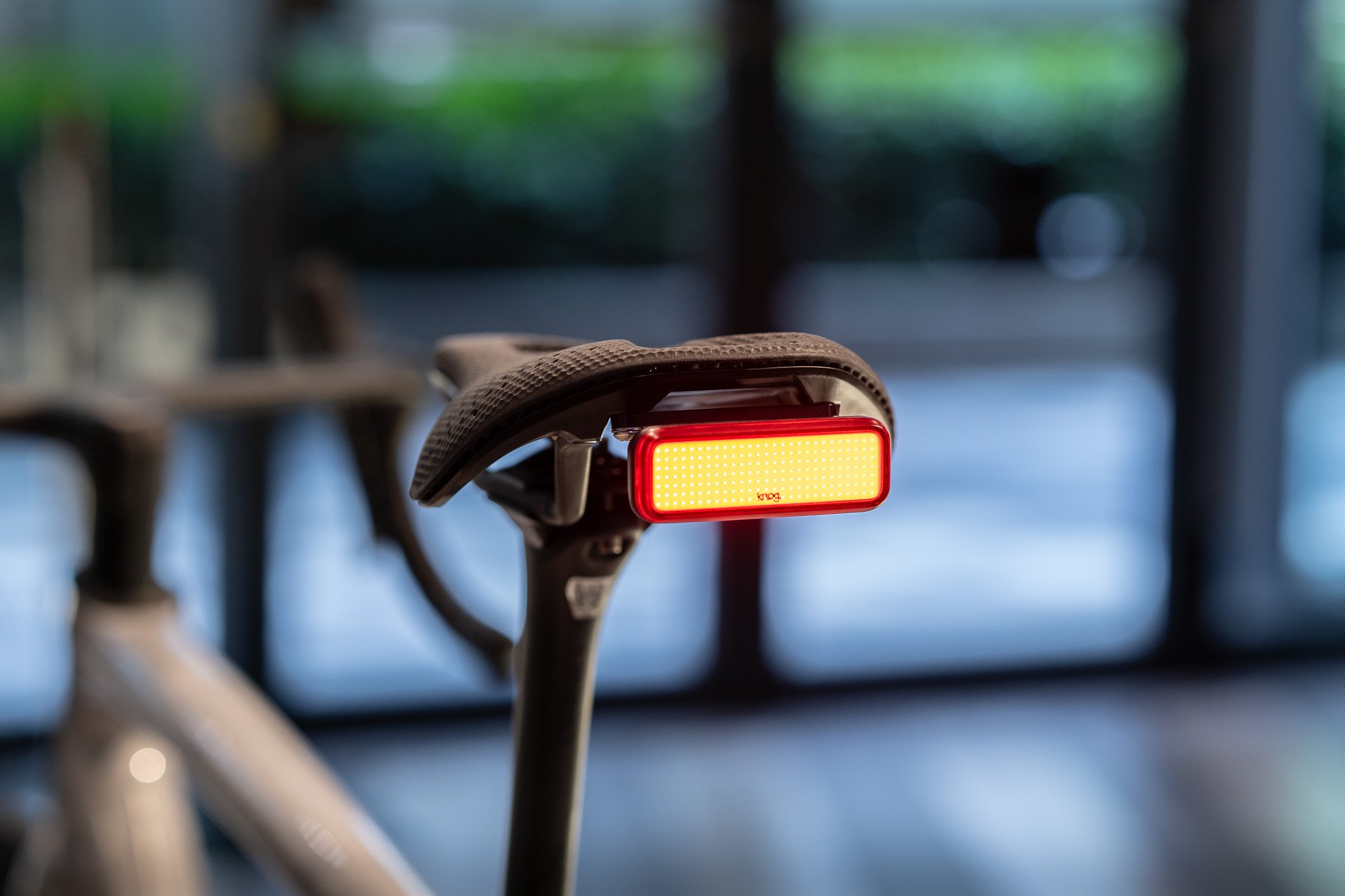 スペシャライズドサドルにスマートに取り付けできるテールライト Knog