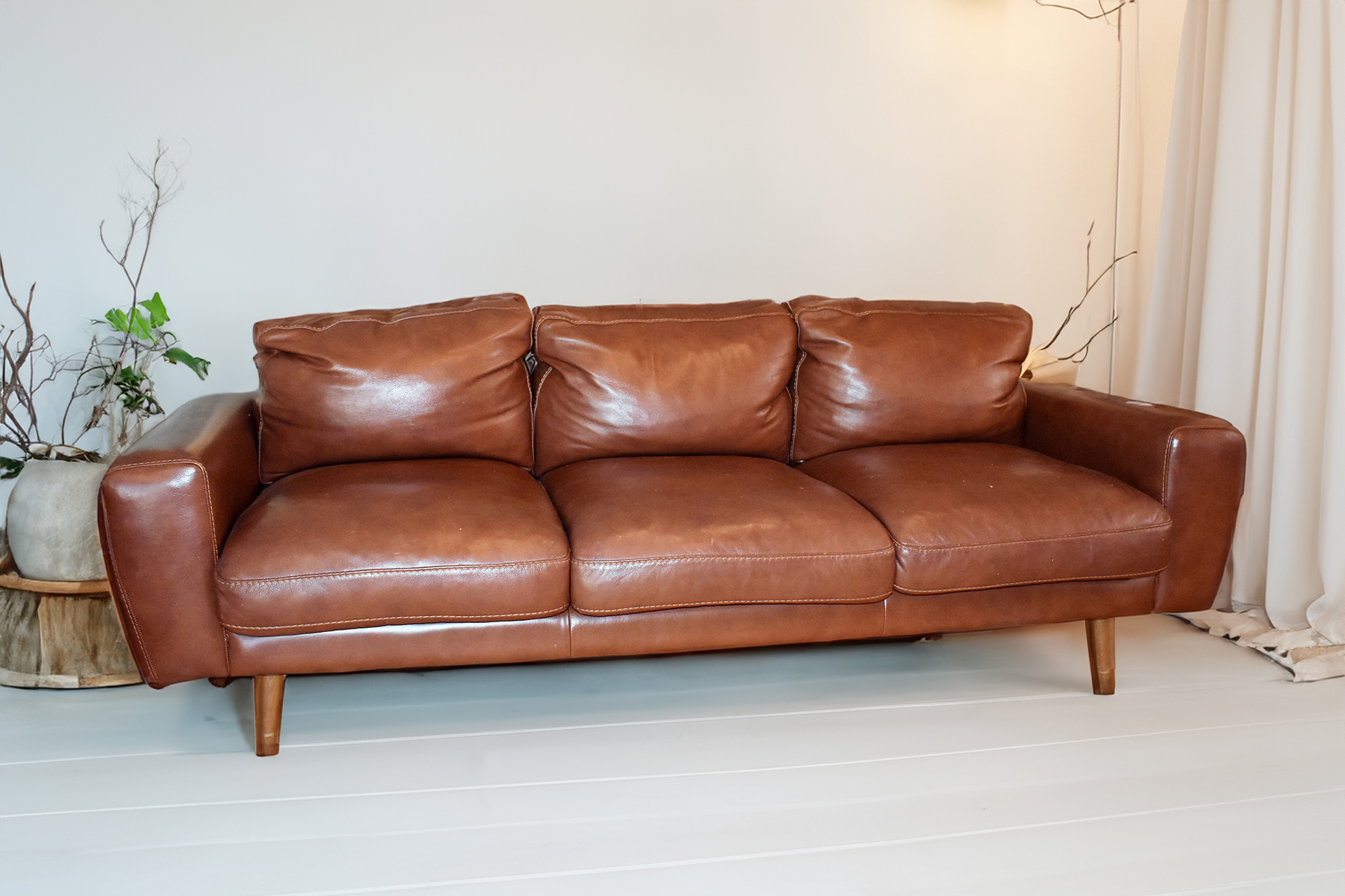 手触りのいい3人掛けのレザーソファ（UNICO MOLN） | Storage