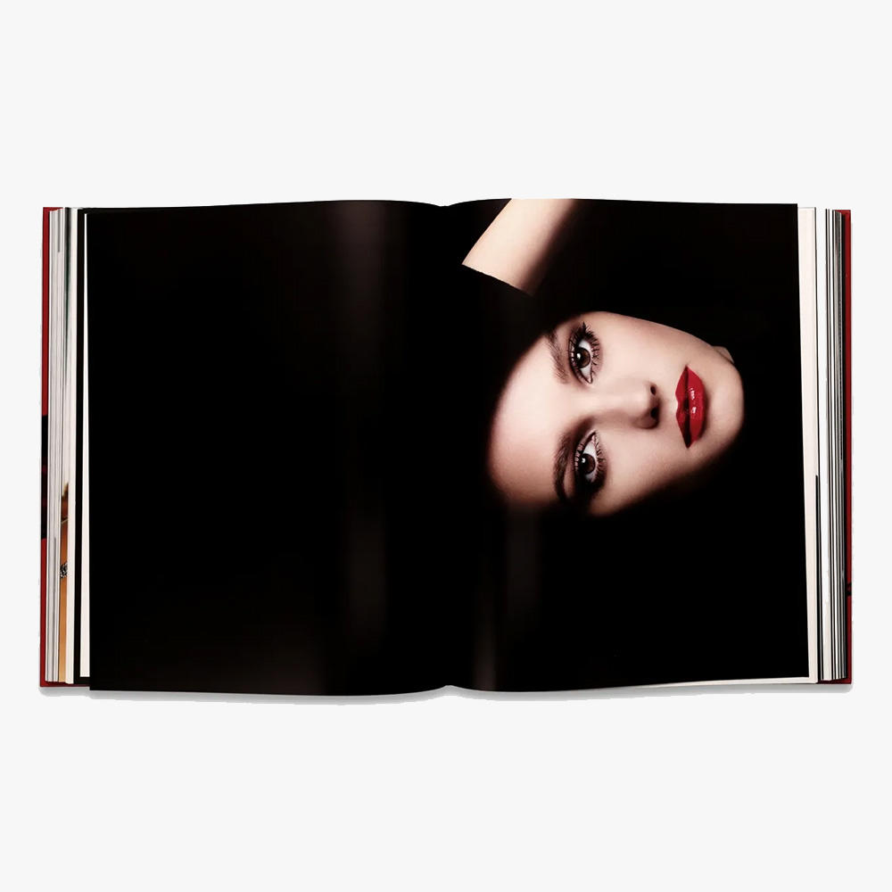 Chanel. The Allure of Makeup シャネルのメイクアップに特化した書籍