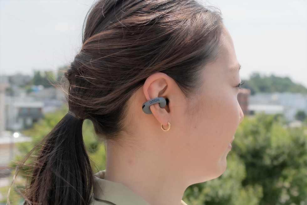 耳をふさがないイヤホン ambie sound earcuffs 限定カラー“Stone”が