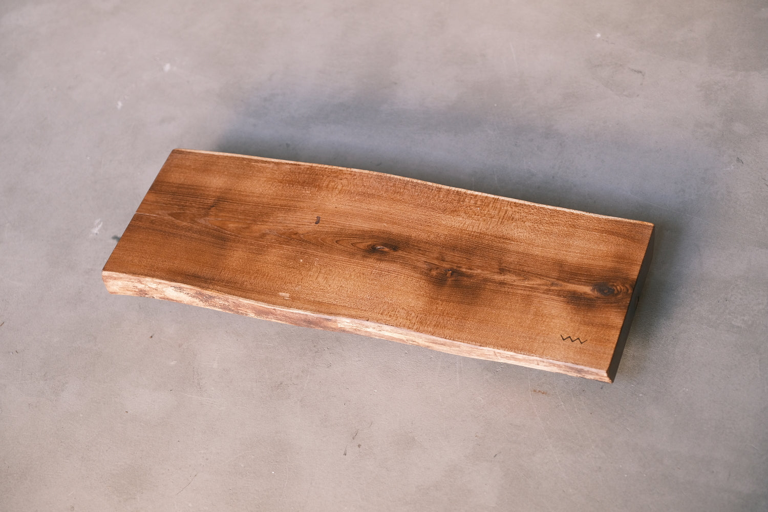 槐(エンジュ) 一枚板プレート | 520×180-190×30 mm – 一枚板テーブル