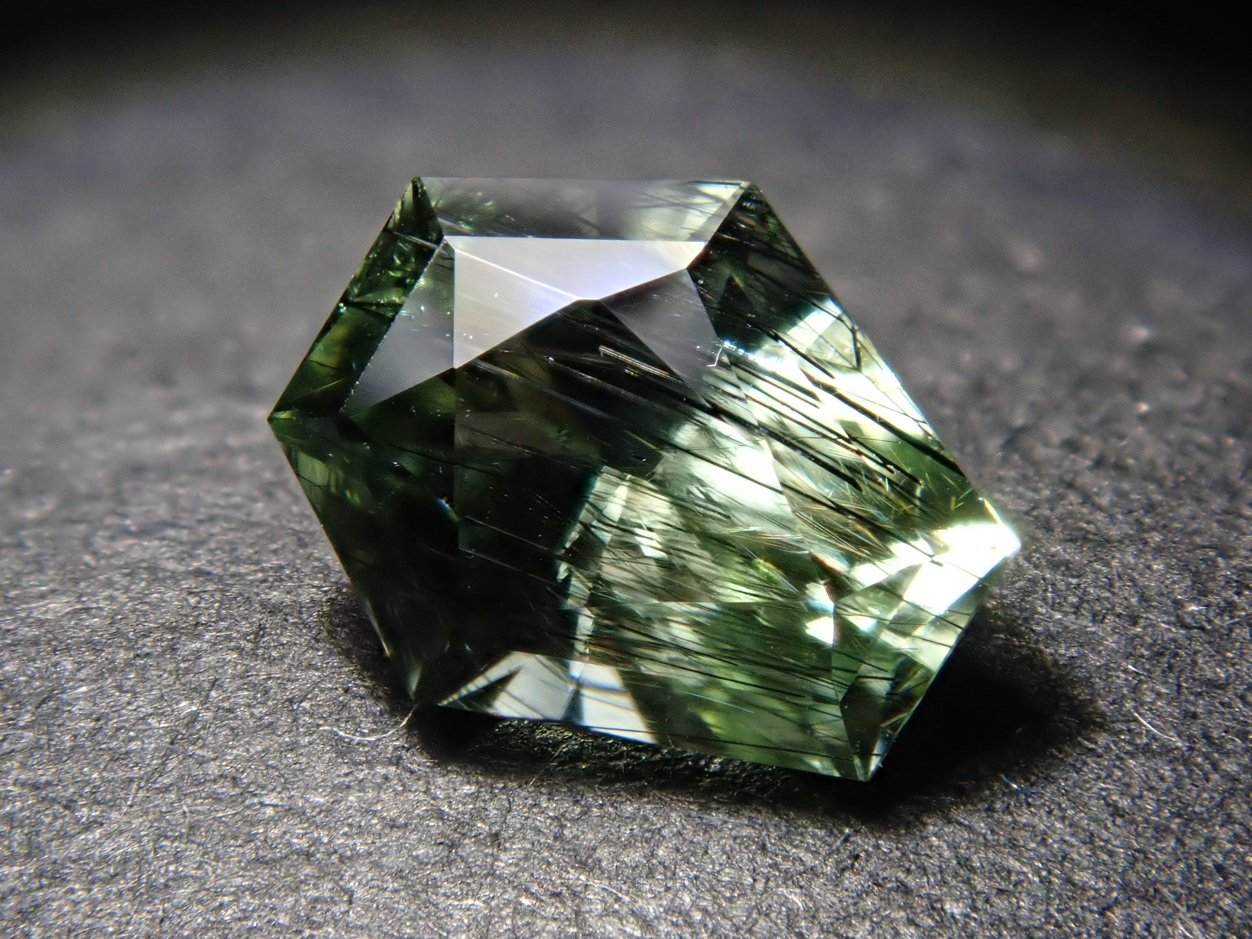 パキスタン産ルードヴィッヒアイトインペリドット 0.609ctルース