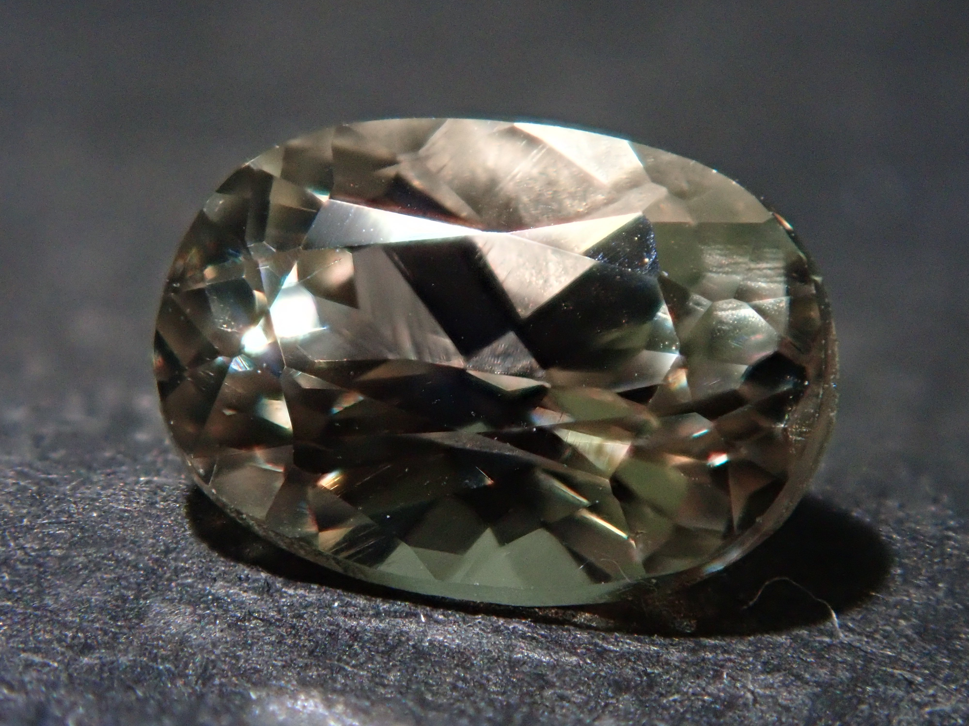 トルコ産ダイアスポア 0.660ctルース