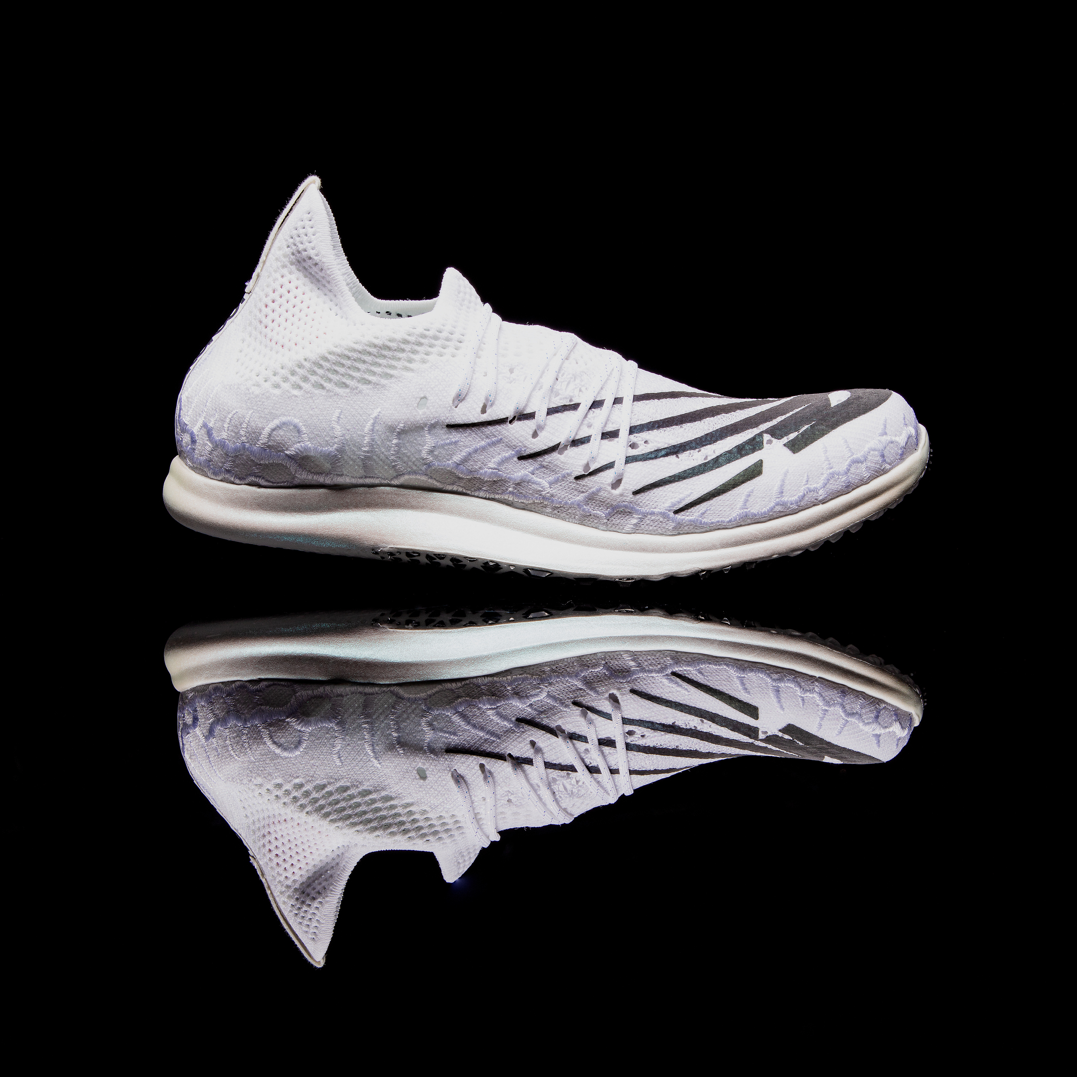 NB公式 - ニュースリリース - 超軽量カーボン搭載スピードシューズ