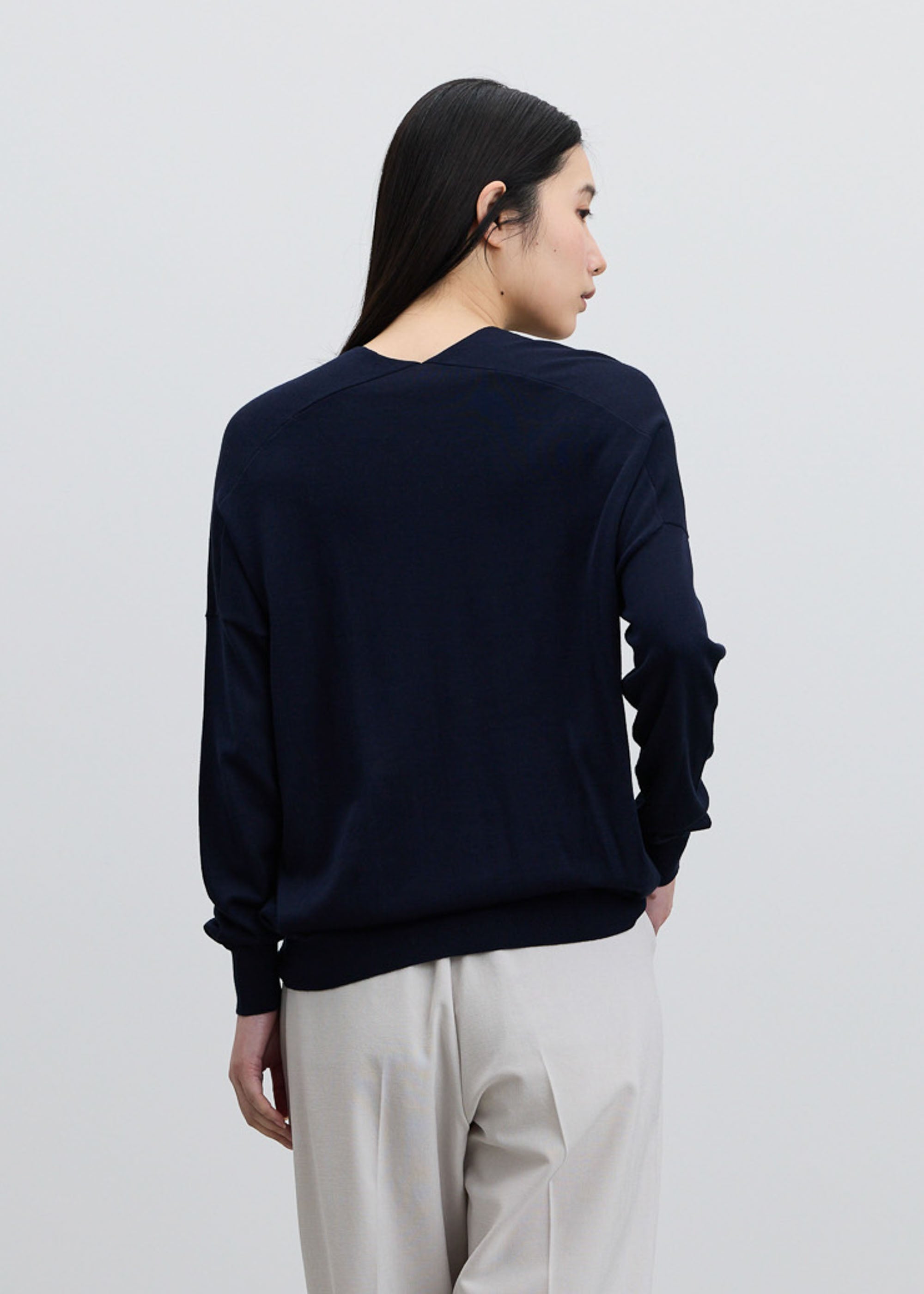 シルクコットンVネックニットプルオーバー - SOÉJU online store｜上質