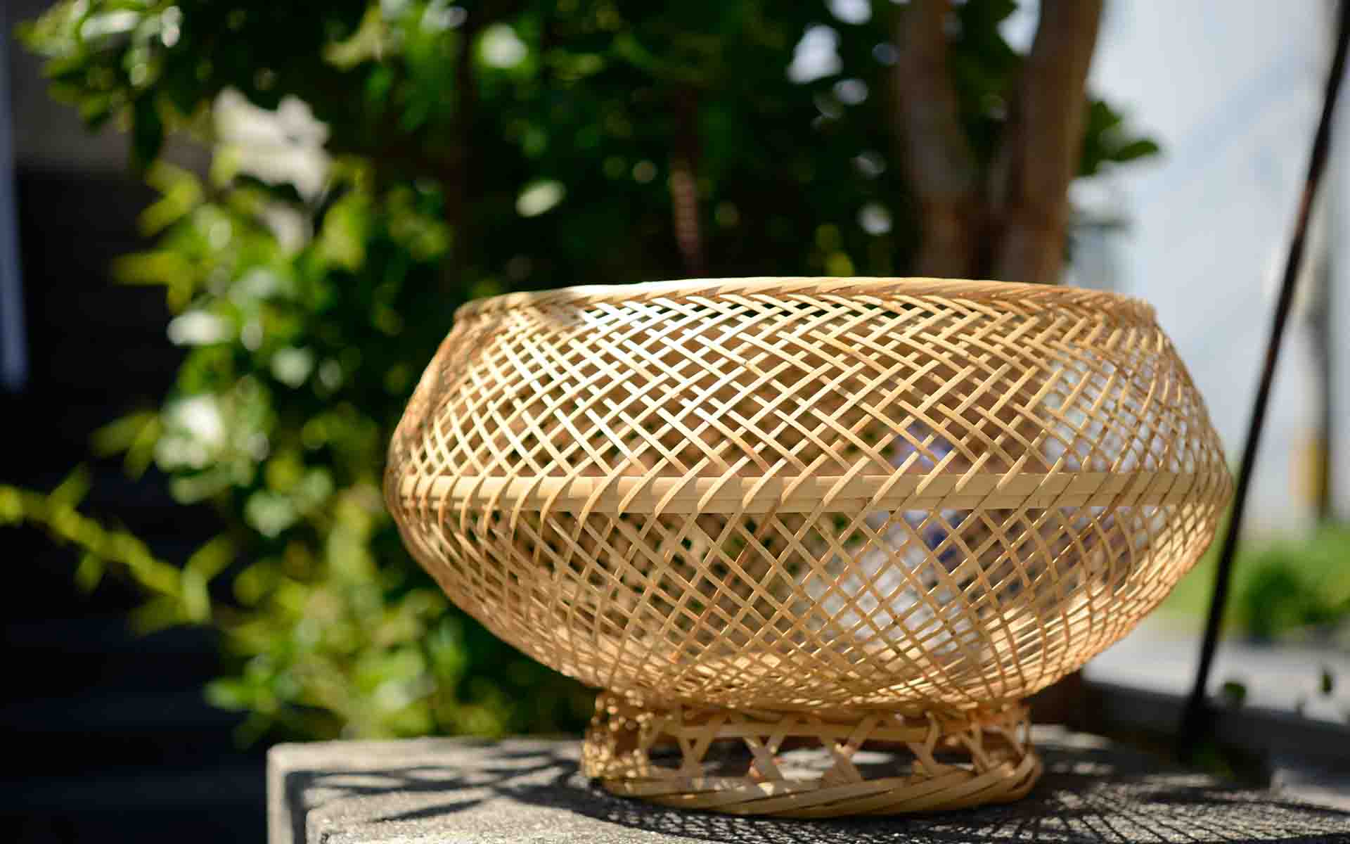 ただ一人の職人が受け継ぐ竹細工。「1年待ちの竹かご」が生まれる沖縄