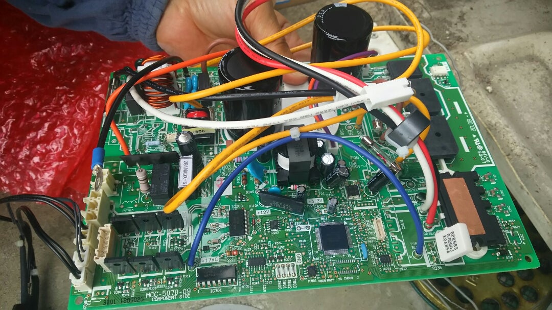 東芝のエアコン 室外側の基盤不良8/5分 今日基盤交換完了