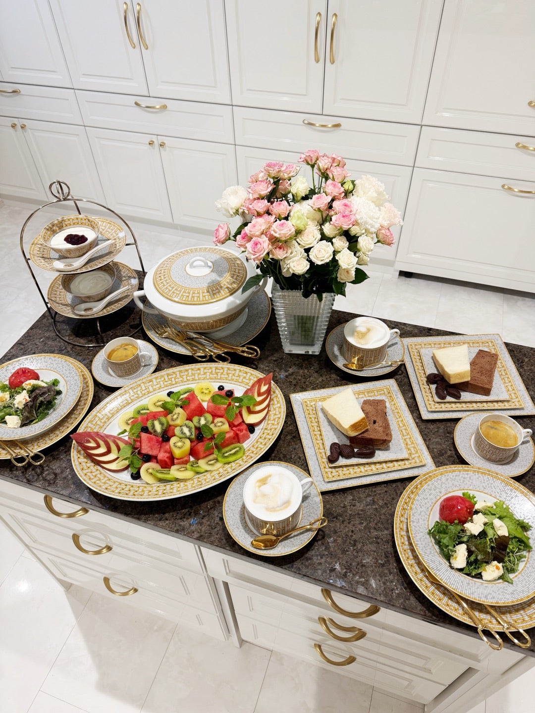 エルメス食器モザイク ゴールドを使ってモーニング | 薔薇に囲まれて