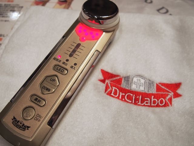 表と裏で機能が違う！クレンジング導出と美容成分導入が出来る Dr.Ci